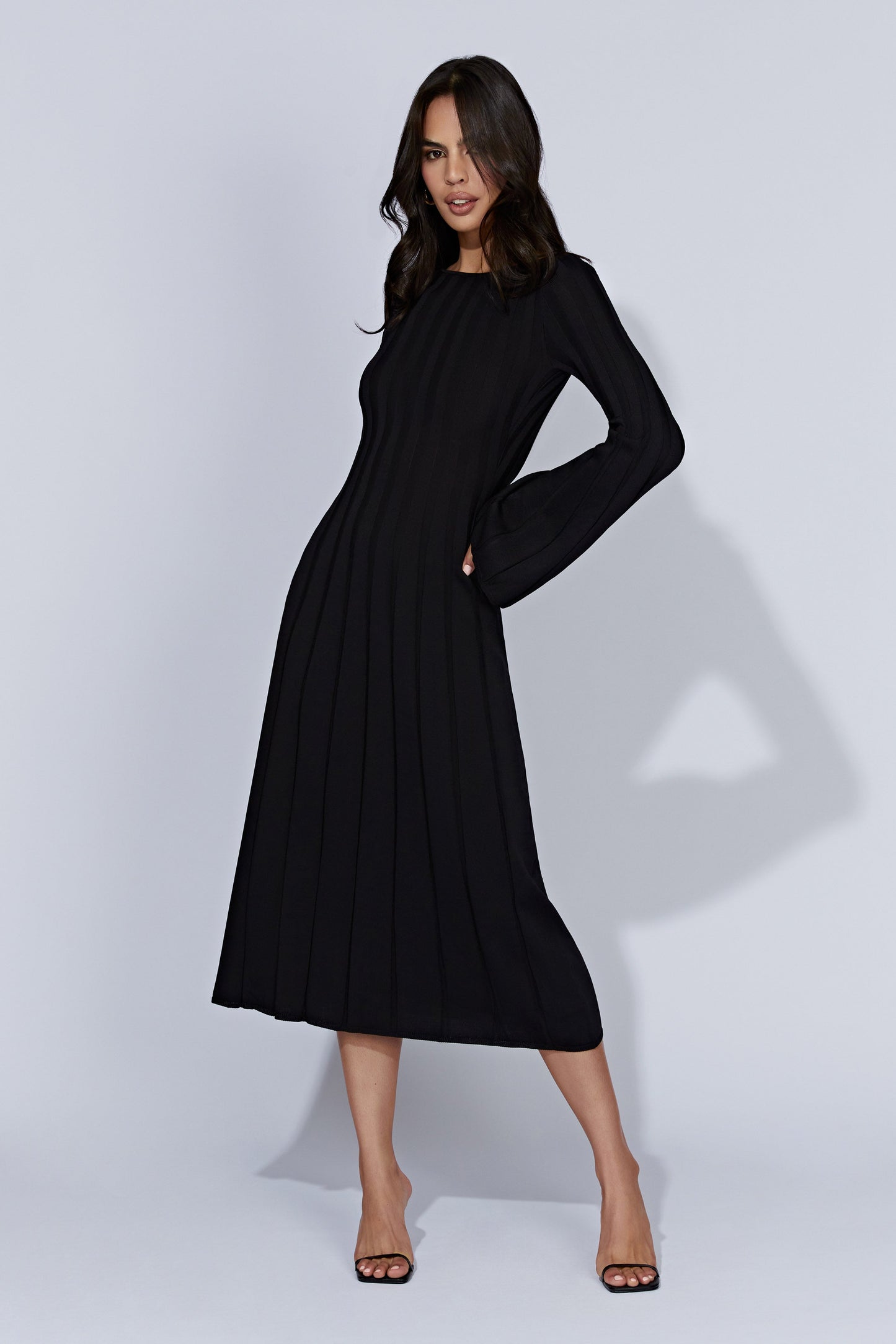 Vestido Midi de Punto con Mangas Flare de Enebro - Negro