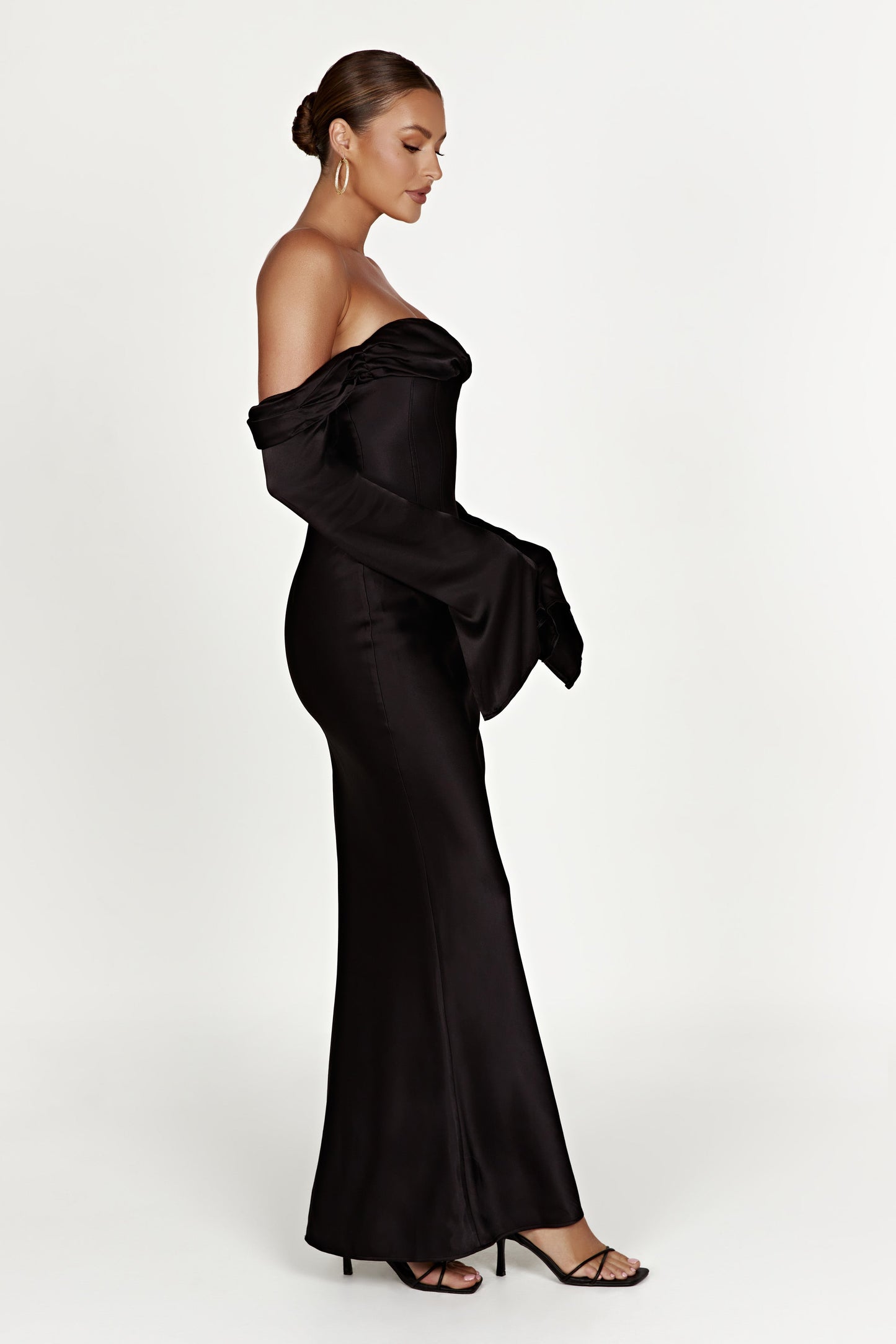 Vestido maxi negro con escote barco y drapeado de hombro a hombro Giselle