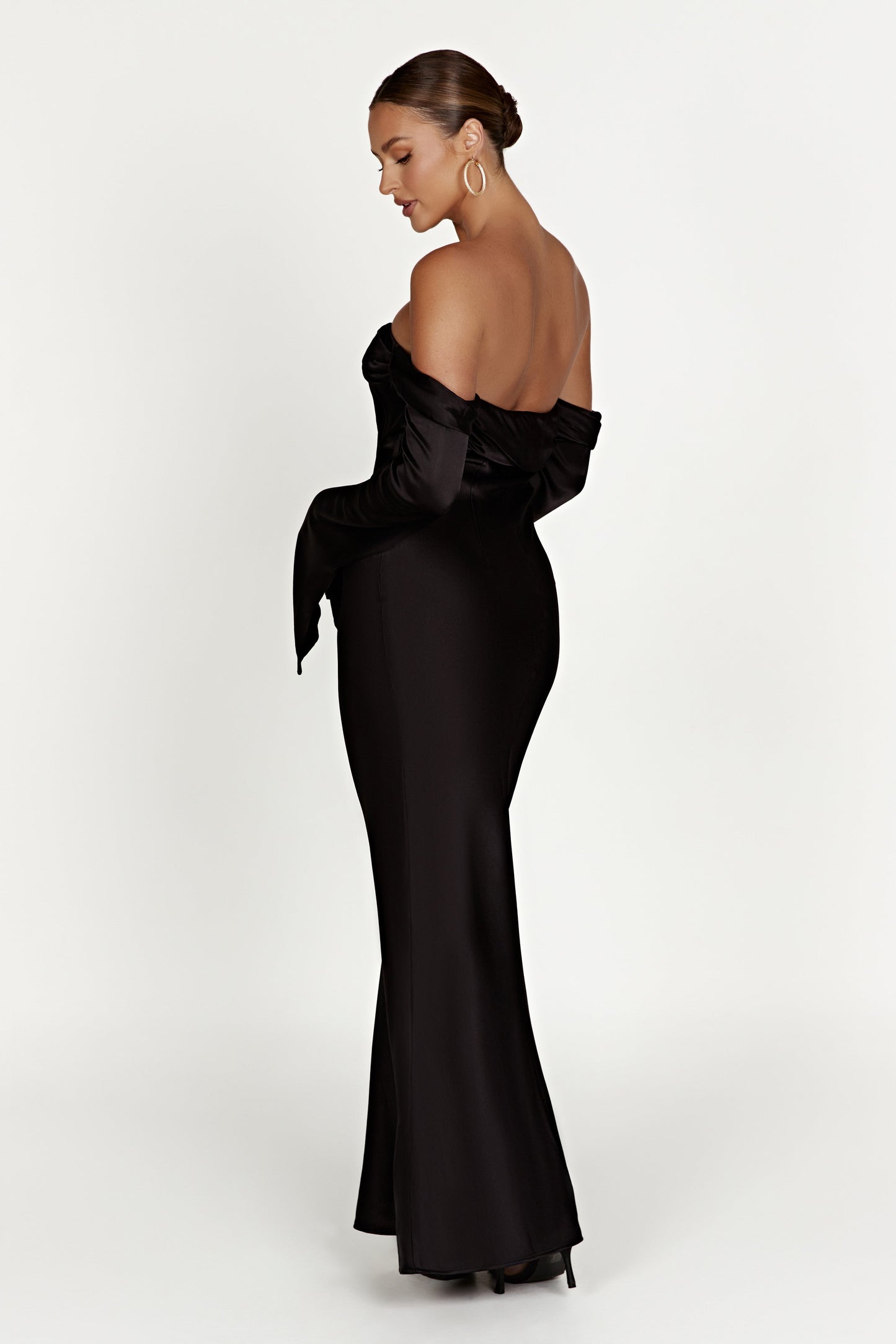 Vestido maxi negro con escote barco y drapeado de hombro a hombro Giselle
