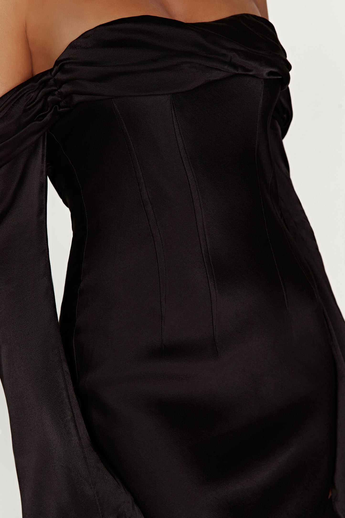 Vestido maxi negro con escote barco y drapeado de hombro a hombro Giselle