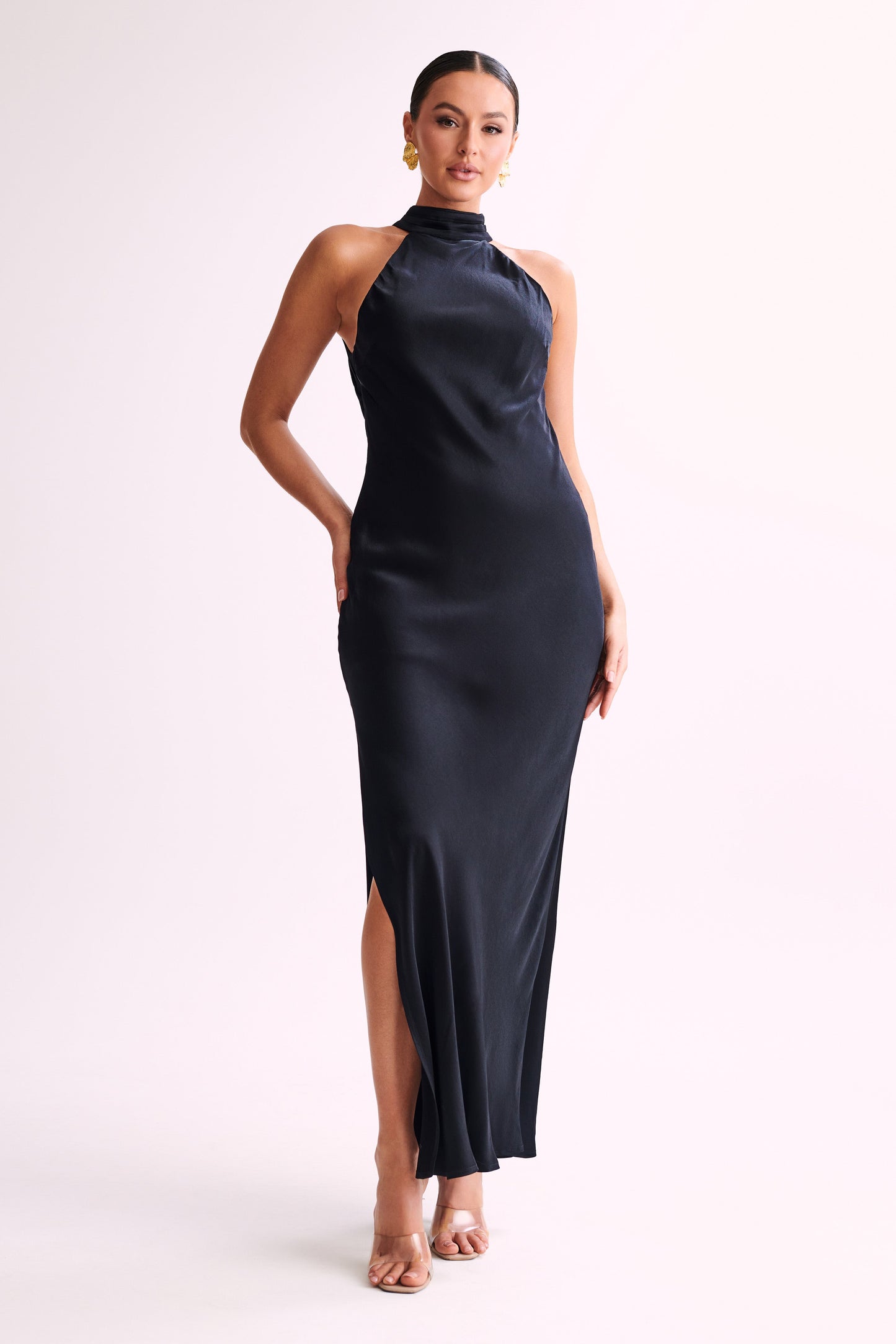 Vestido Maxi Satinado Claire Satin con Escote en la Espalda y abertura - Negro
