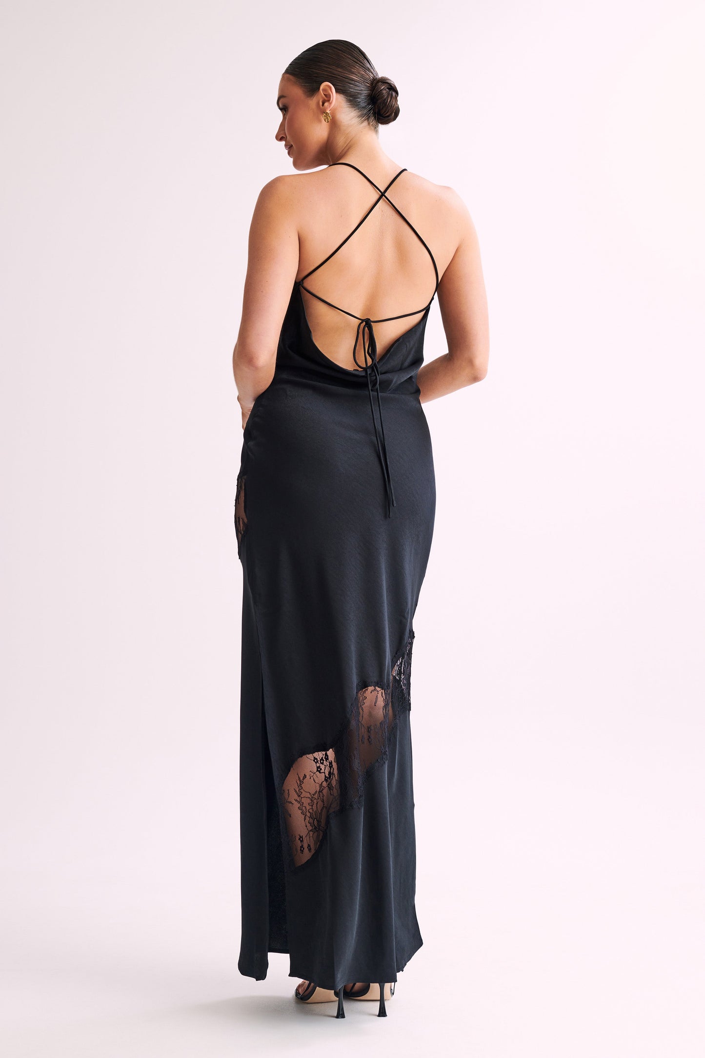 Vestido largo de satén con detalles de encaje Chandra - Negro