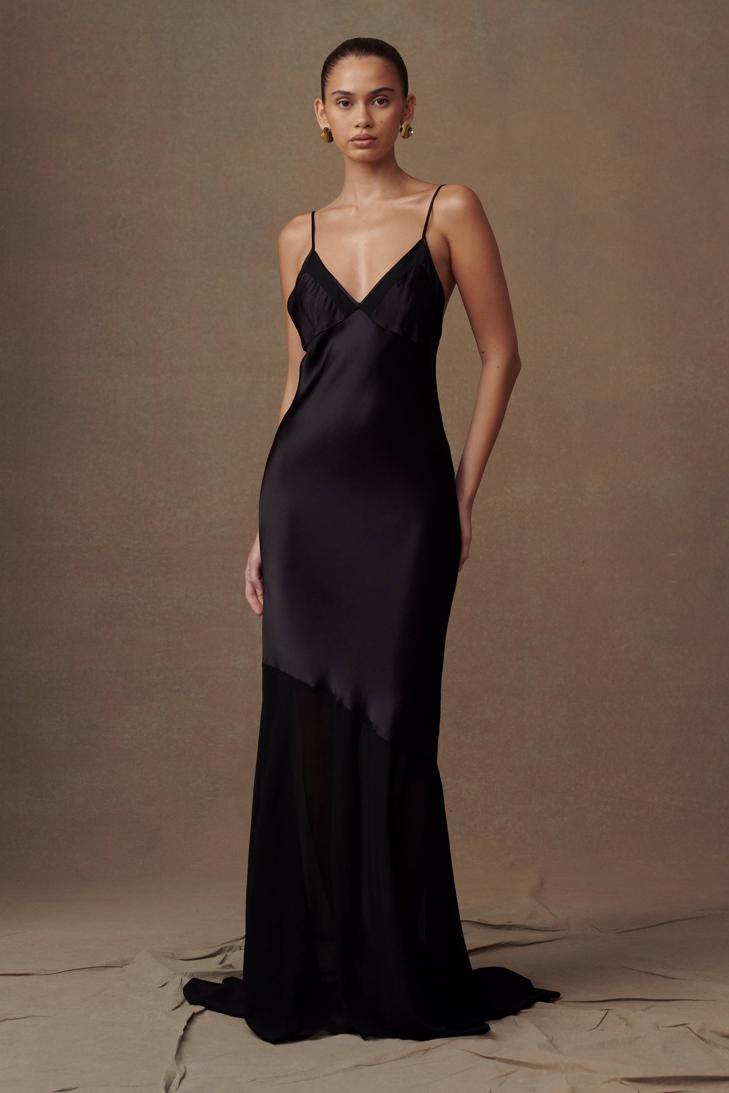 Vestido largo de satén iridiscente Evelyn - Negro