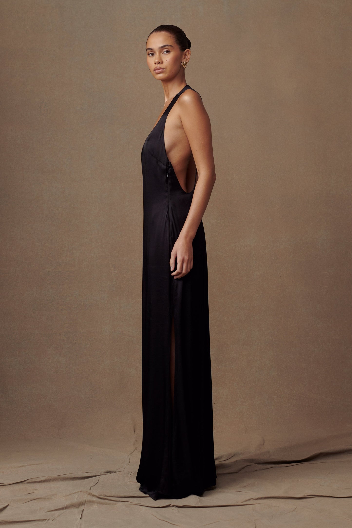 Vestido maxi con espalda alzada Jacquelyn - Negro