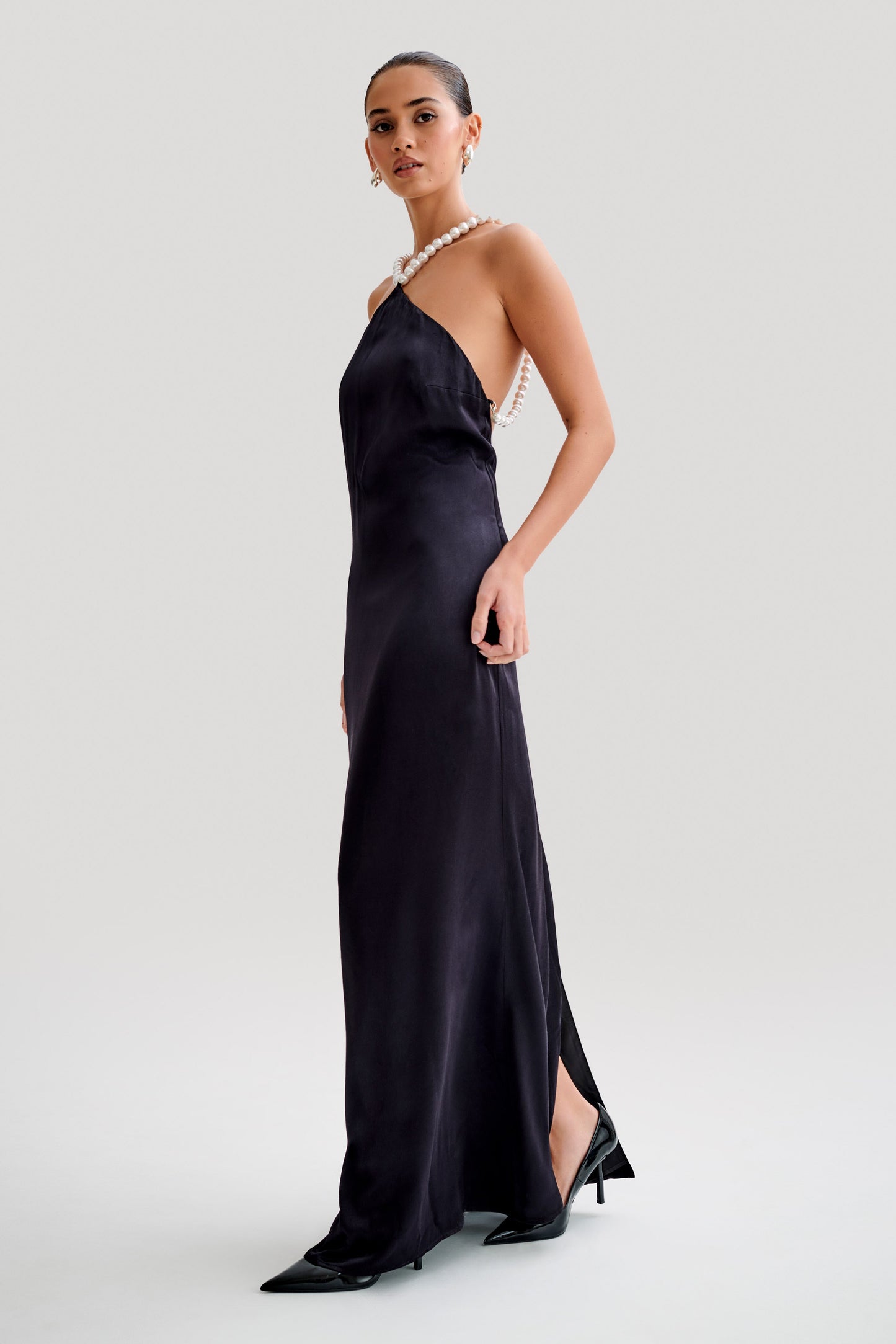 Vestido Maxi de Seda Satinada Blanca con Escote en Cuello Halter - Negro
