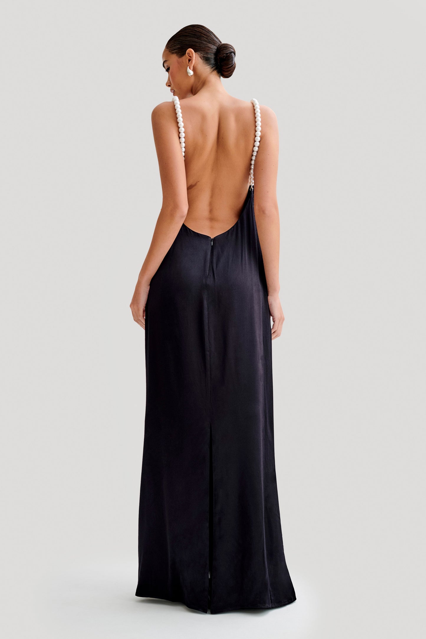 Vestido Maxi de Seda Satinada Blanca con Escote en Cuello Halter - Negro