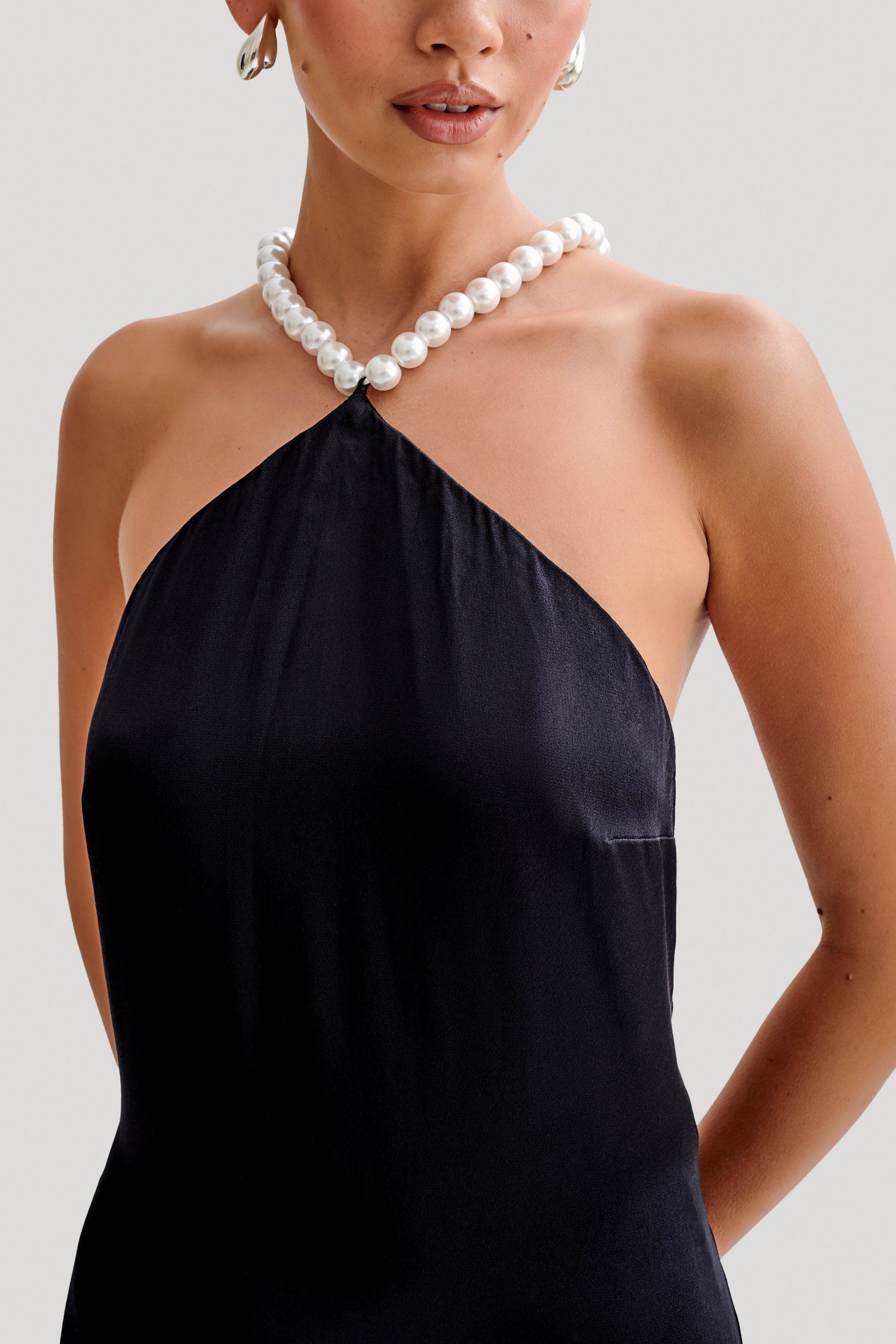 Vestido Maxi de Seda Satinada Blanca con Escote en Cuello Halter - Negro