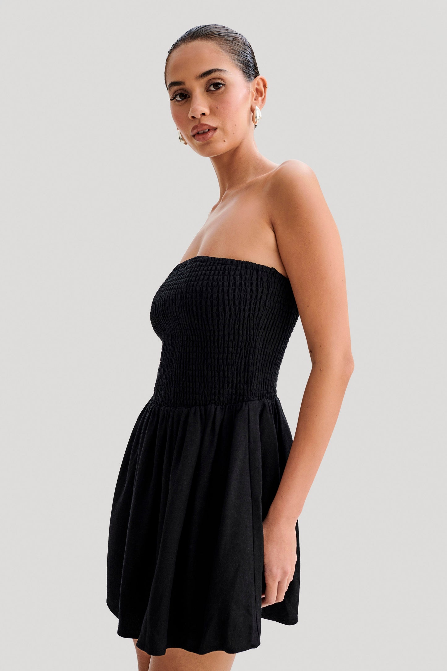 Vestido mini de lino Holland con fruncido - Negro