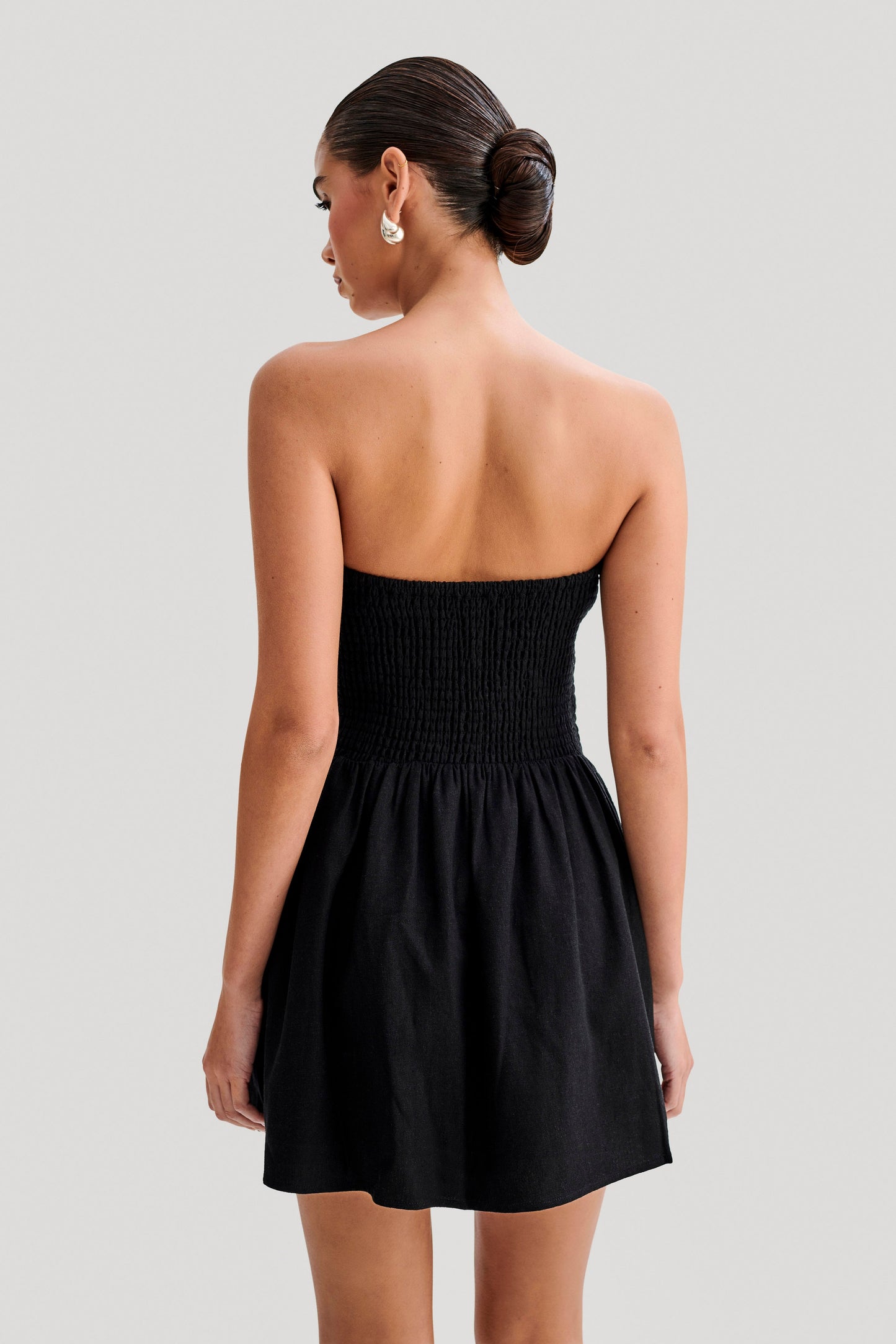 Vestido mini de lino Holland con fruncido - Negro