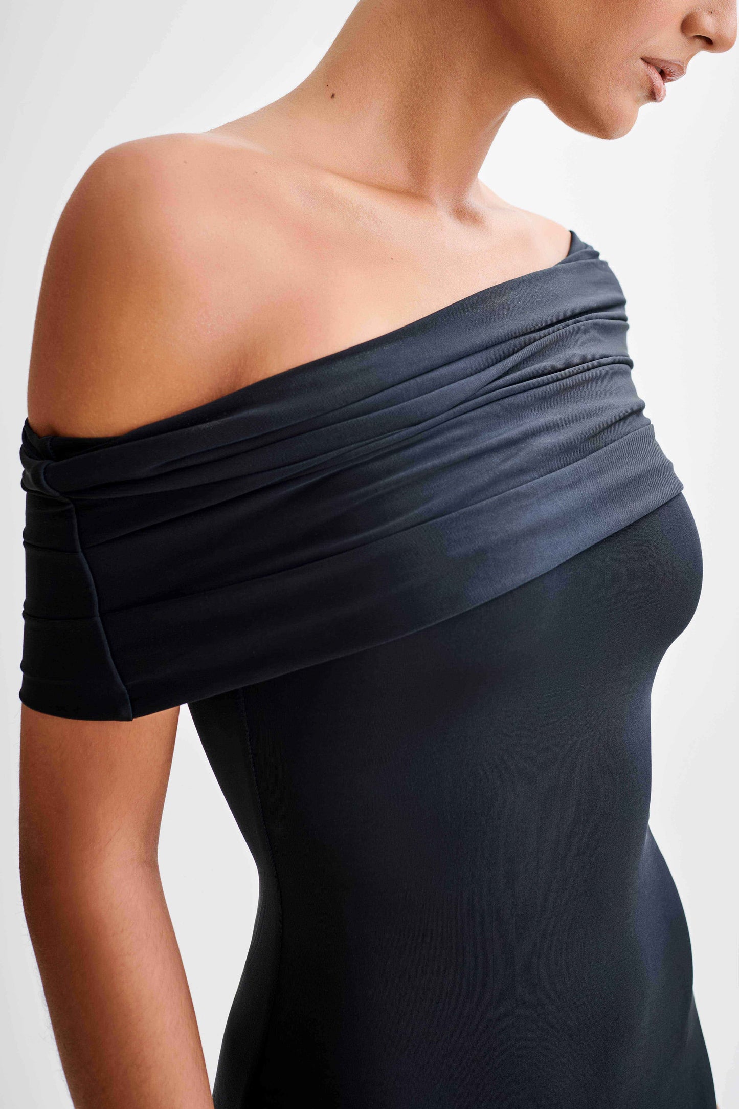 Vestido largo ajustado sin hombros Cassandra - Negro