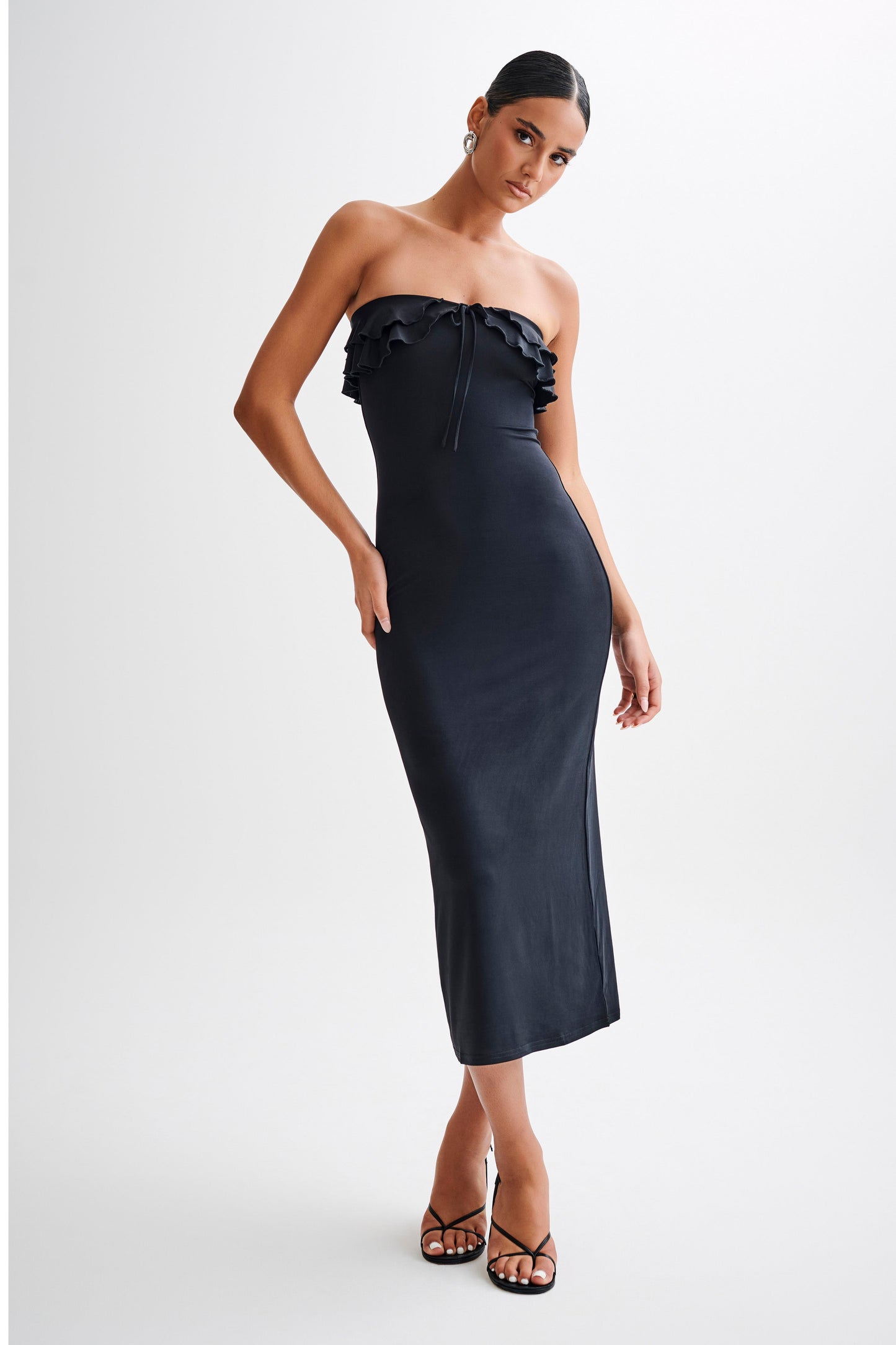 Vestido midi sin tirantes Bea con volantes y acabado ajustado - Negro