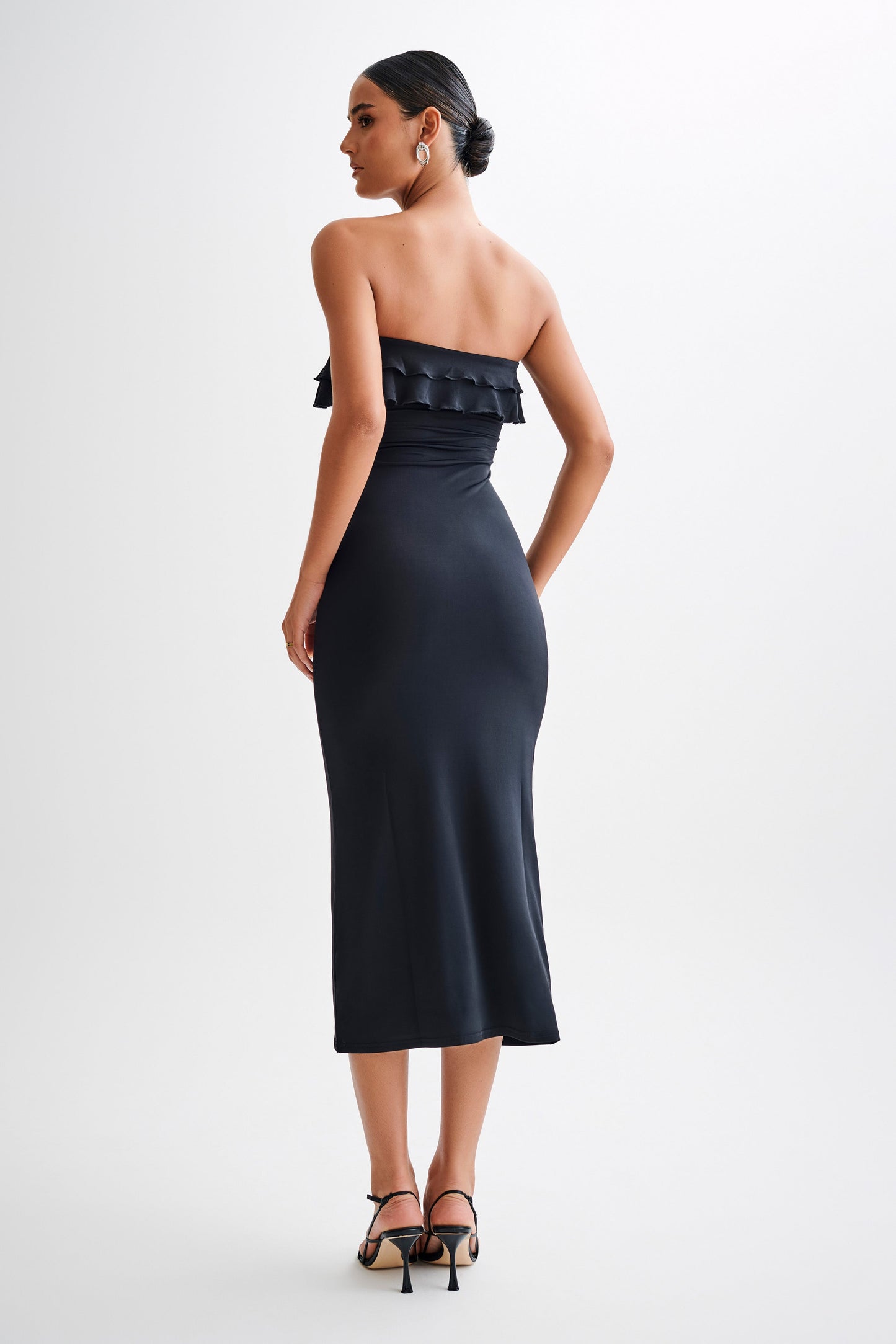Vestido midi sin tirantes Bea con volantes y acabado ajustado - Negro