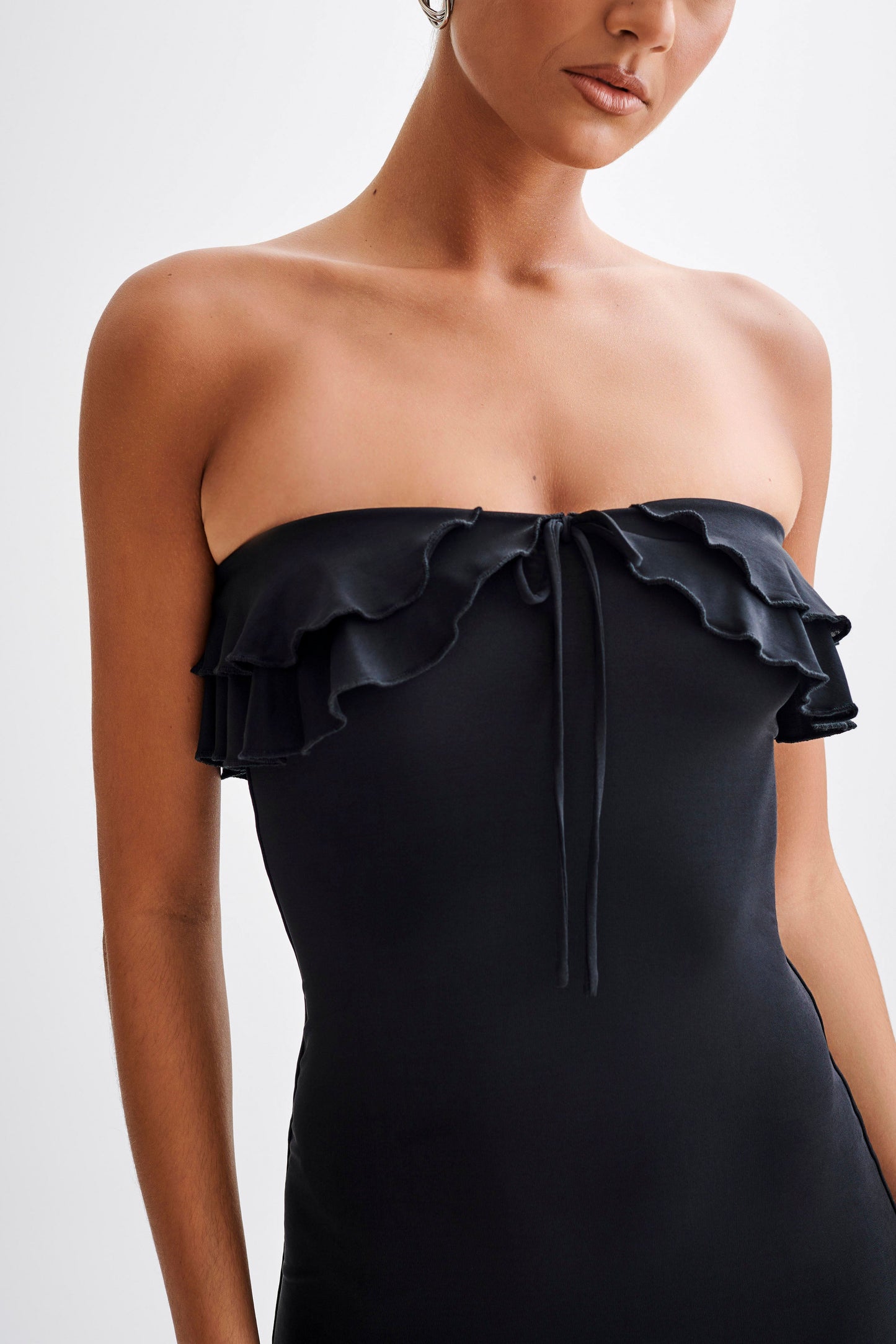 Vestido midi sin tirantes Bea con volantes y acabado ajustado - Negro