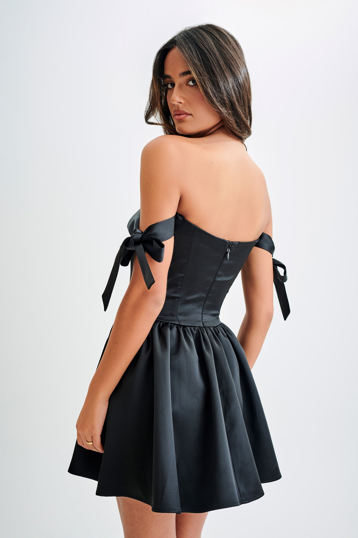 Vestido Mini Satinado Rita con Mangas de Lazo - Negro