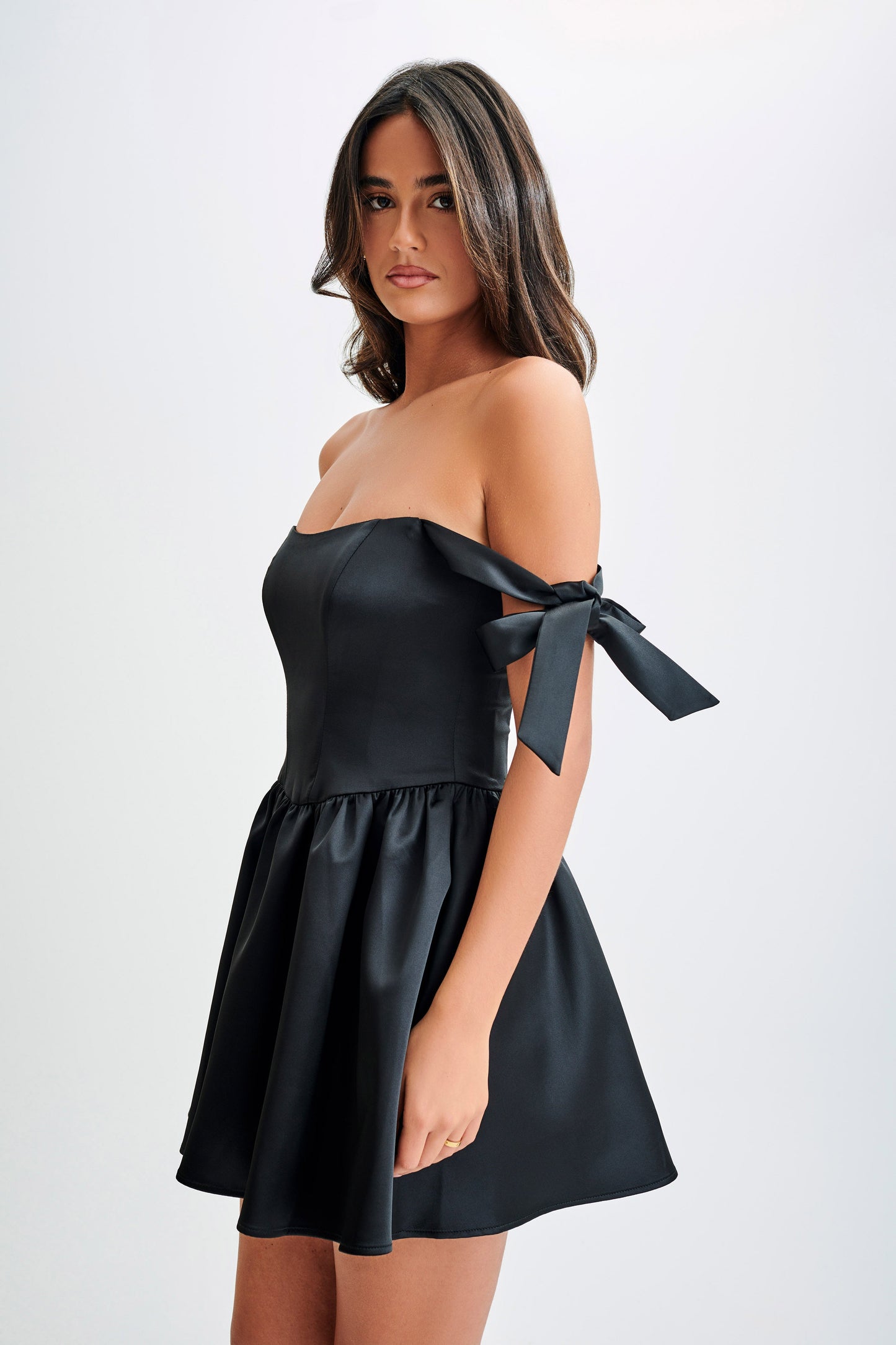 Vestido Mini Satinado Rita con Mangas de Lazo - Negro
