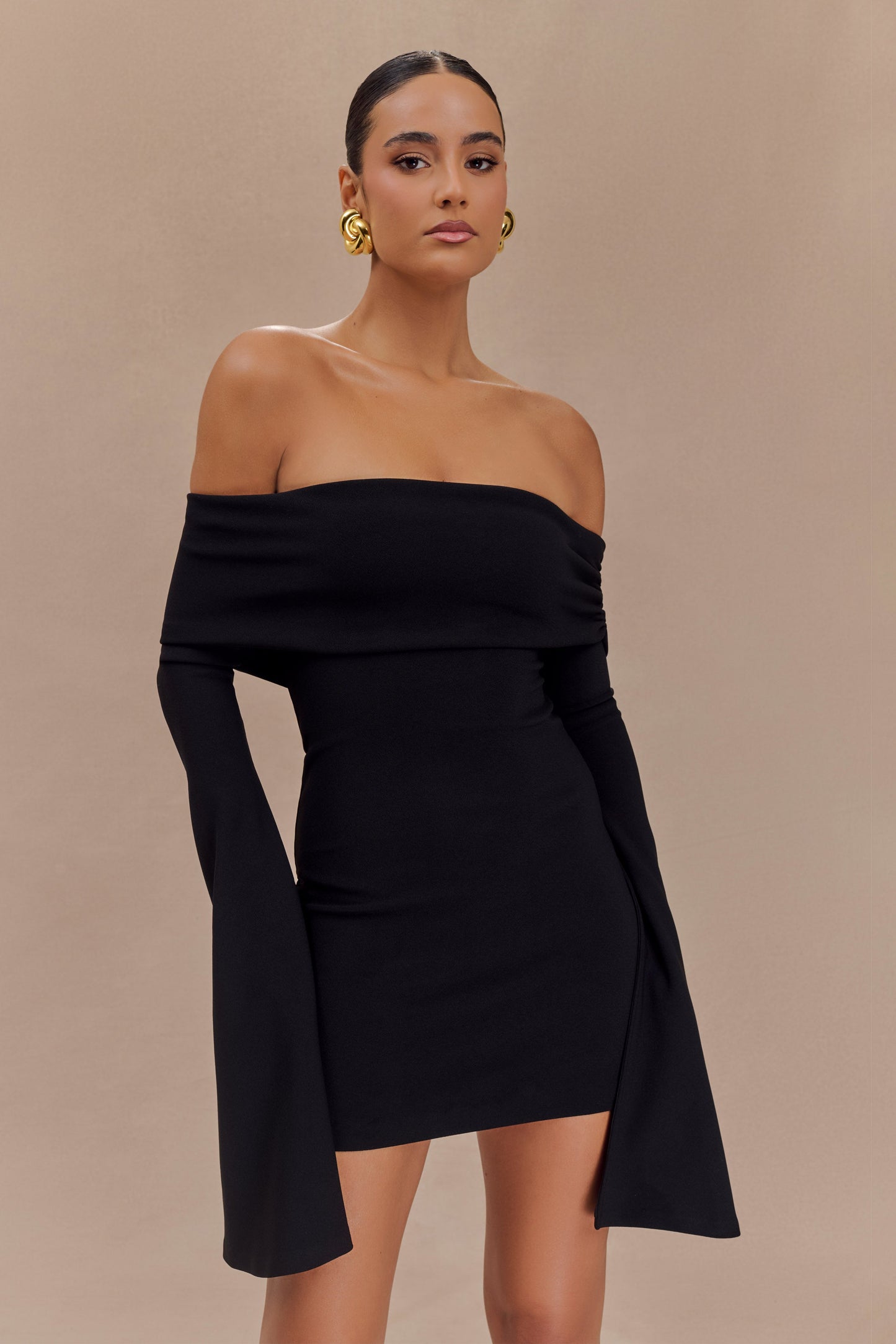Vestido mini negro de manga larga y escote asymétrico Dominique