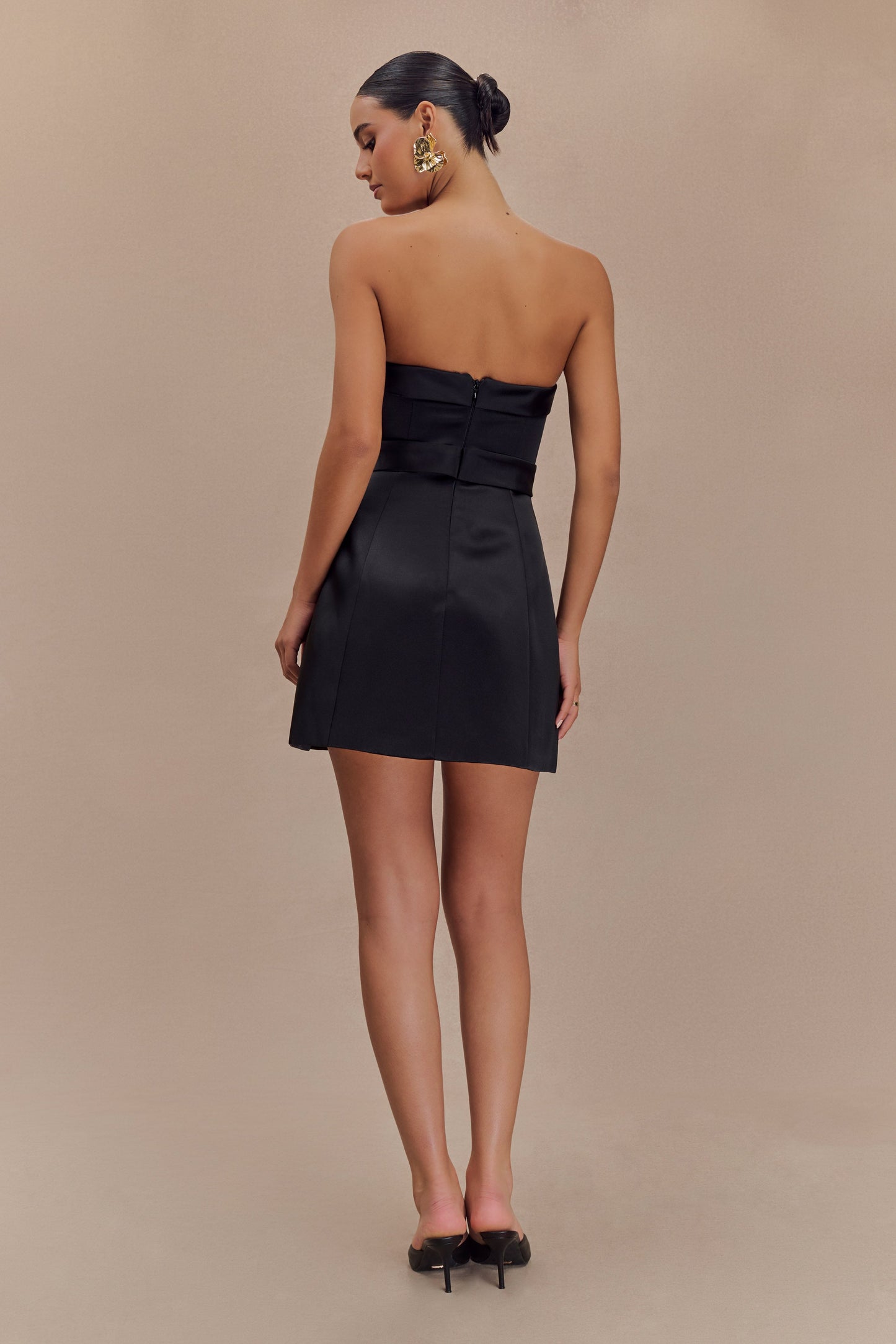 Vestido mini sin tirantes de satén Tatiana con lazo - Negro
