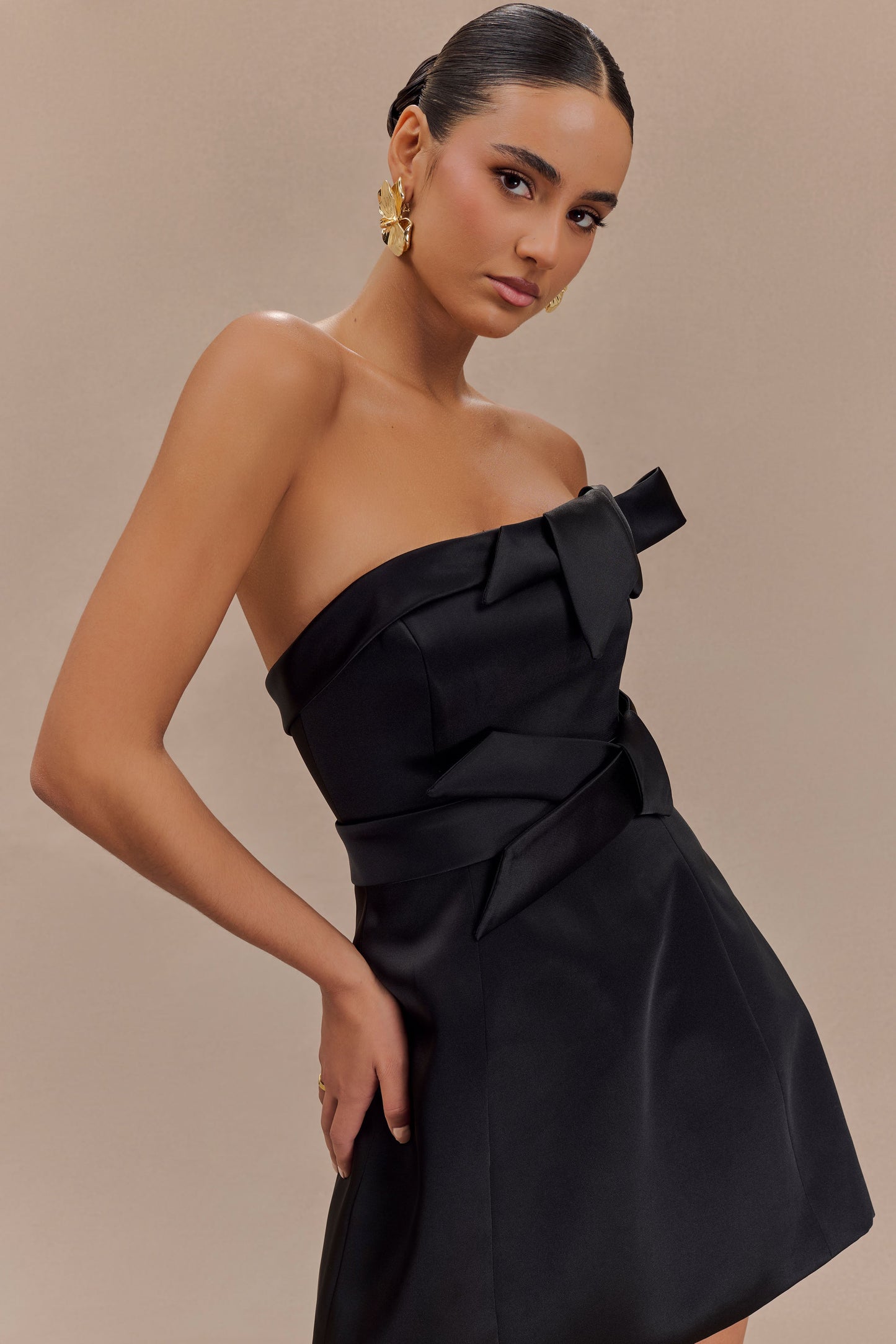 Vestido mini sin tirantes de satén Tatiana con lazo - Negro