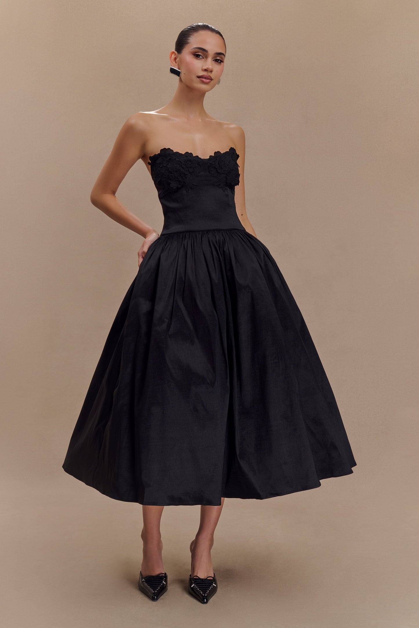 Vestido midi con bordado Elyssa - Negro