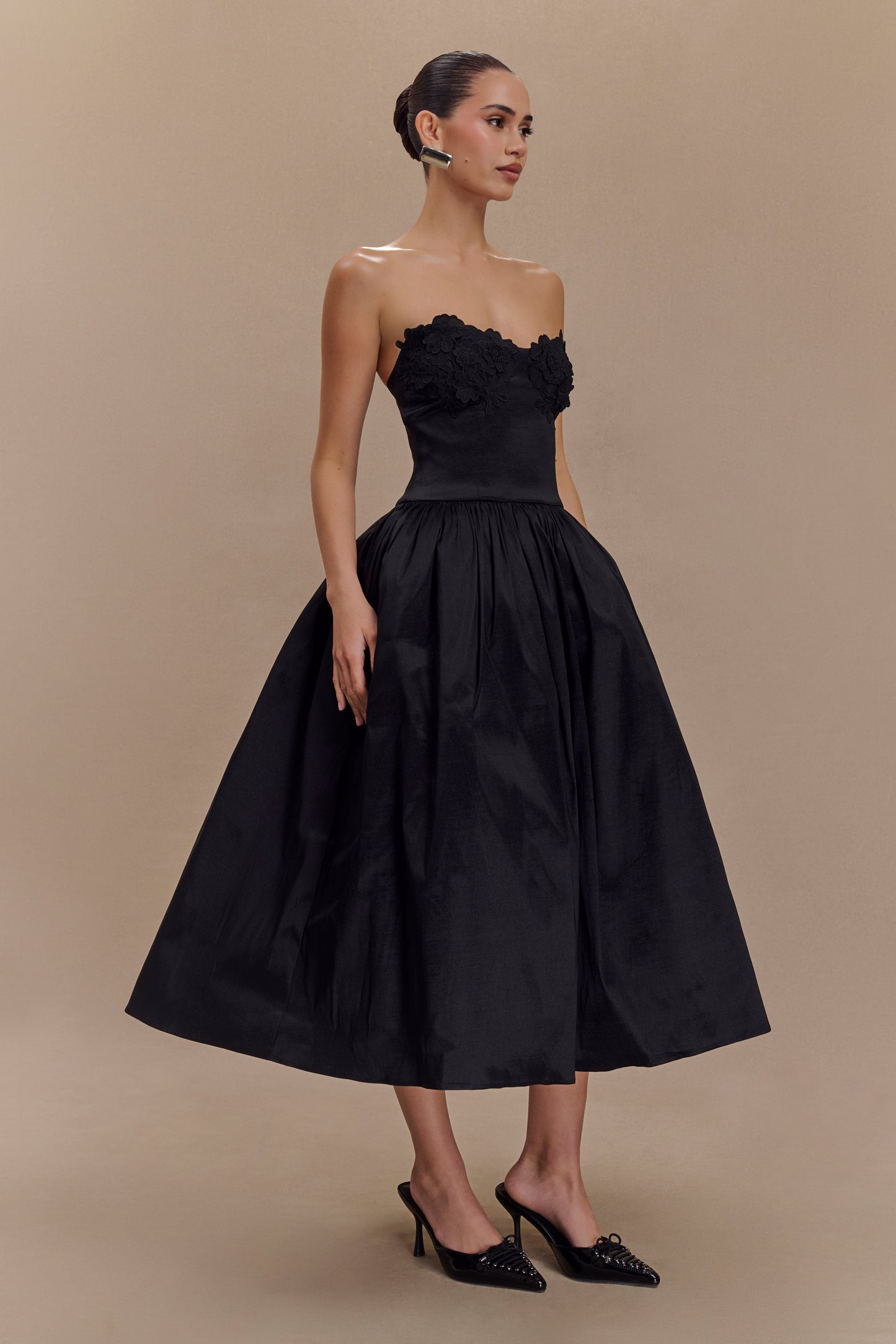 Vestido midi con bordado Elyssa - Negro