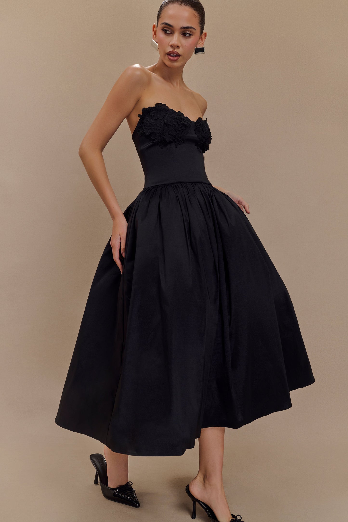 Vestido midi con bordado Elyssa - Negro
