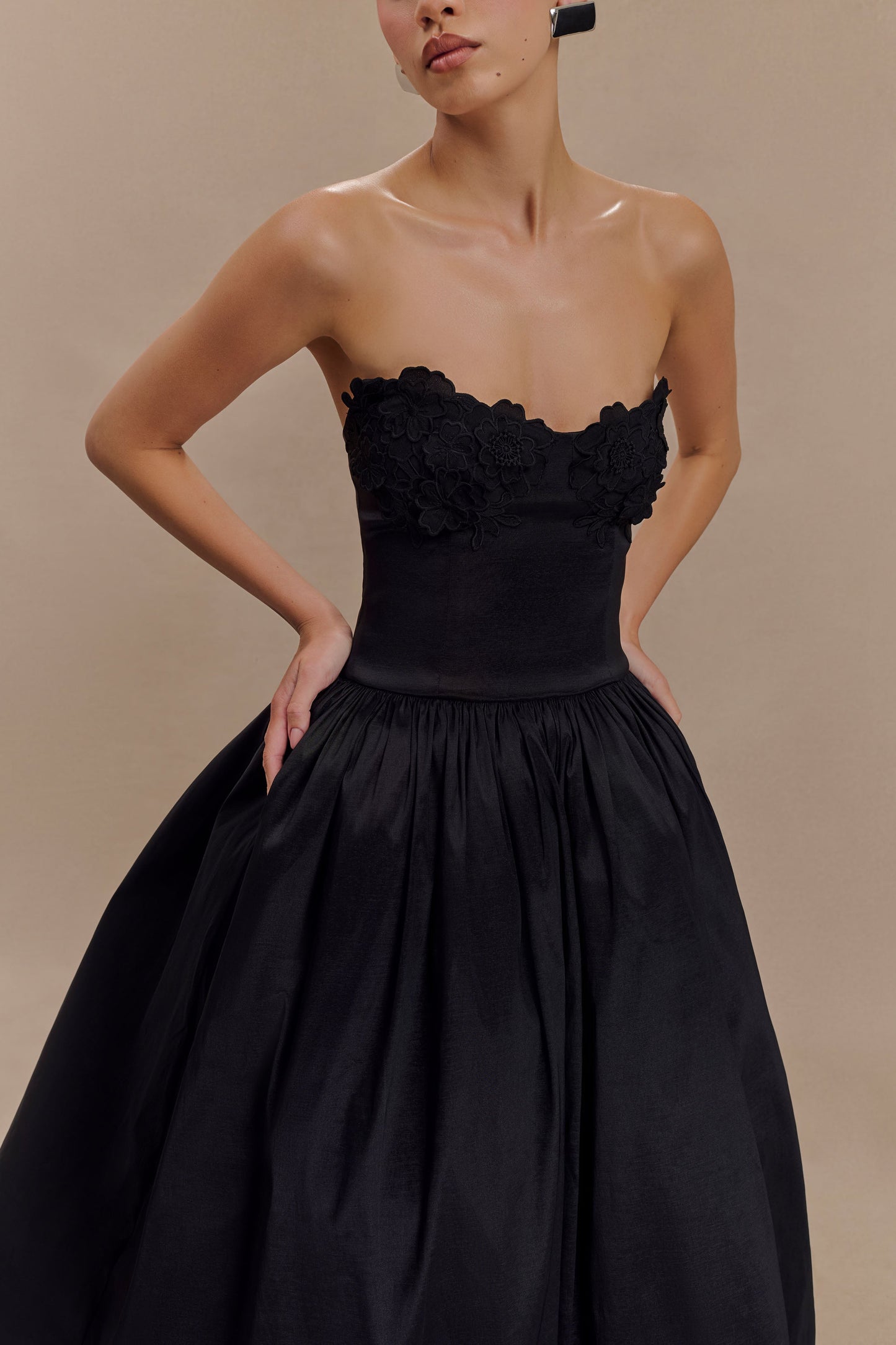 Vestido midi con bordado Elyssa - Negro