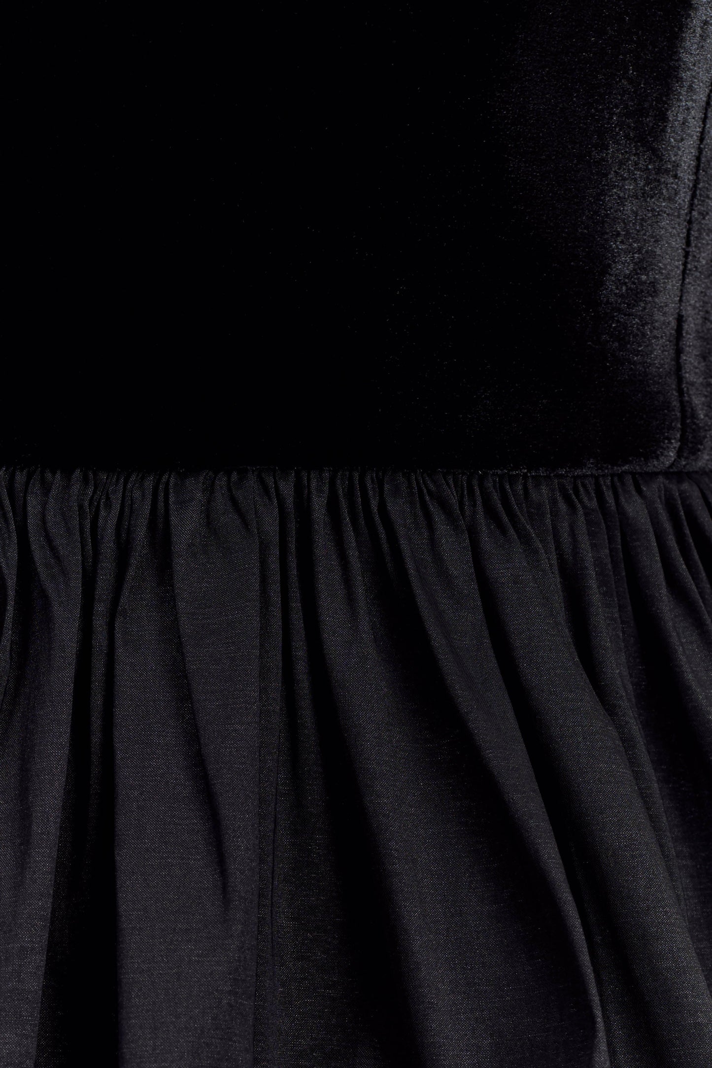 Vestido Mini con Hombros Descubiertos de Terciopelo Liv Off - Negro