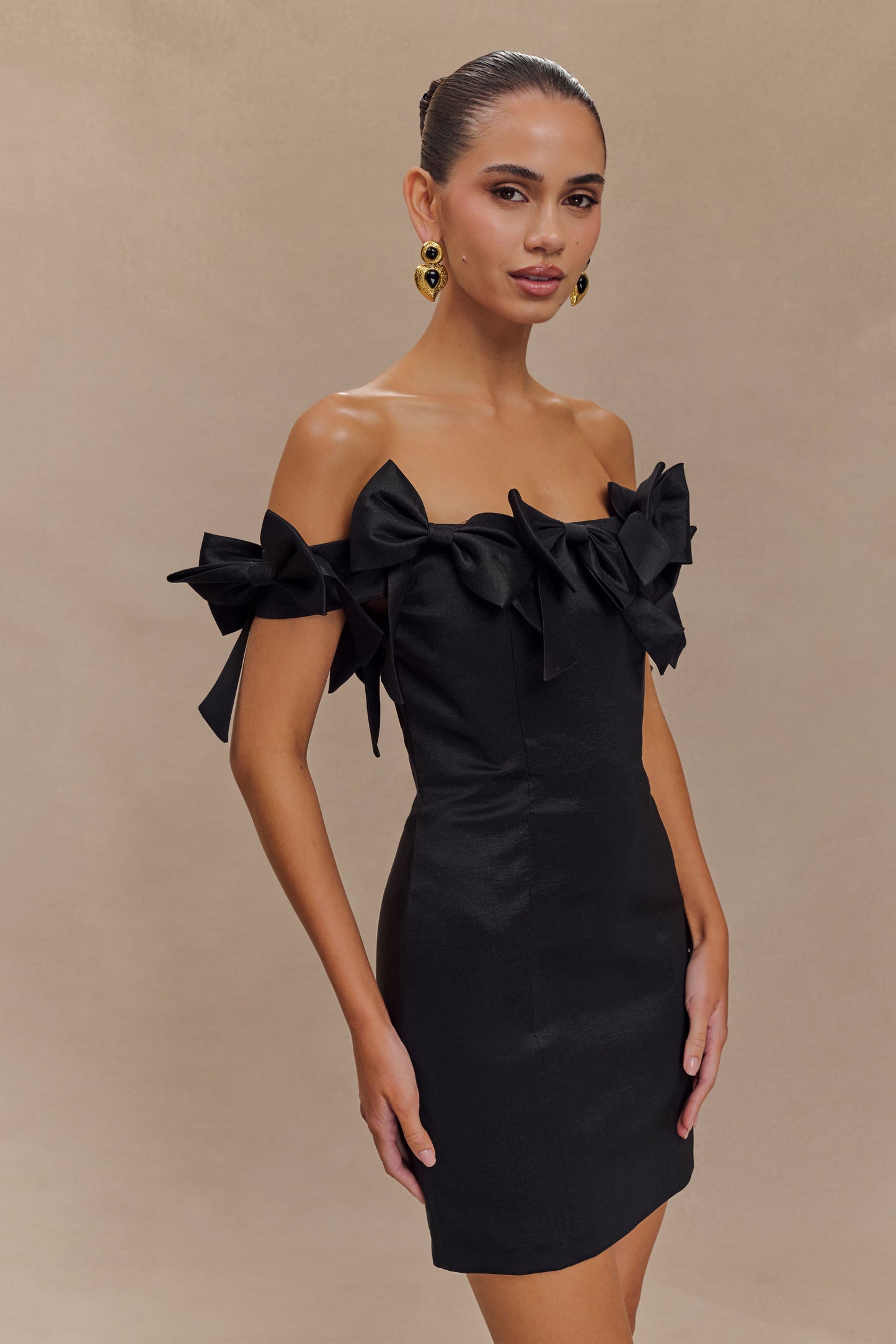 Vestido Mini Sin Espalda con Lazo y Sin Mangas de Rosa - Negro