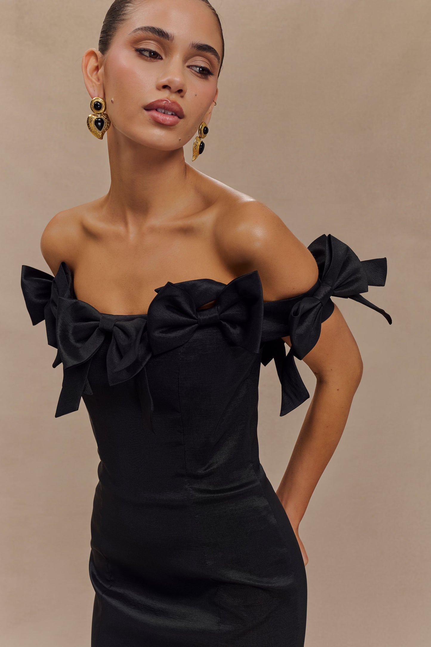 Vestido Mini Sin Espalda con Lazo y Sin Mangas de Rosa - Negro