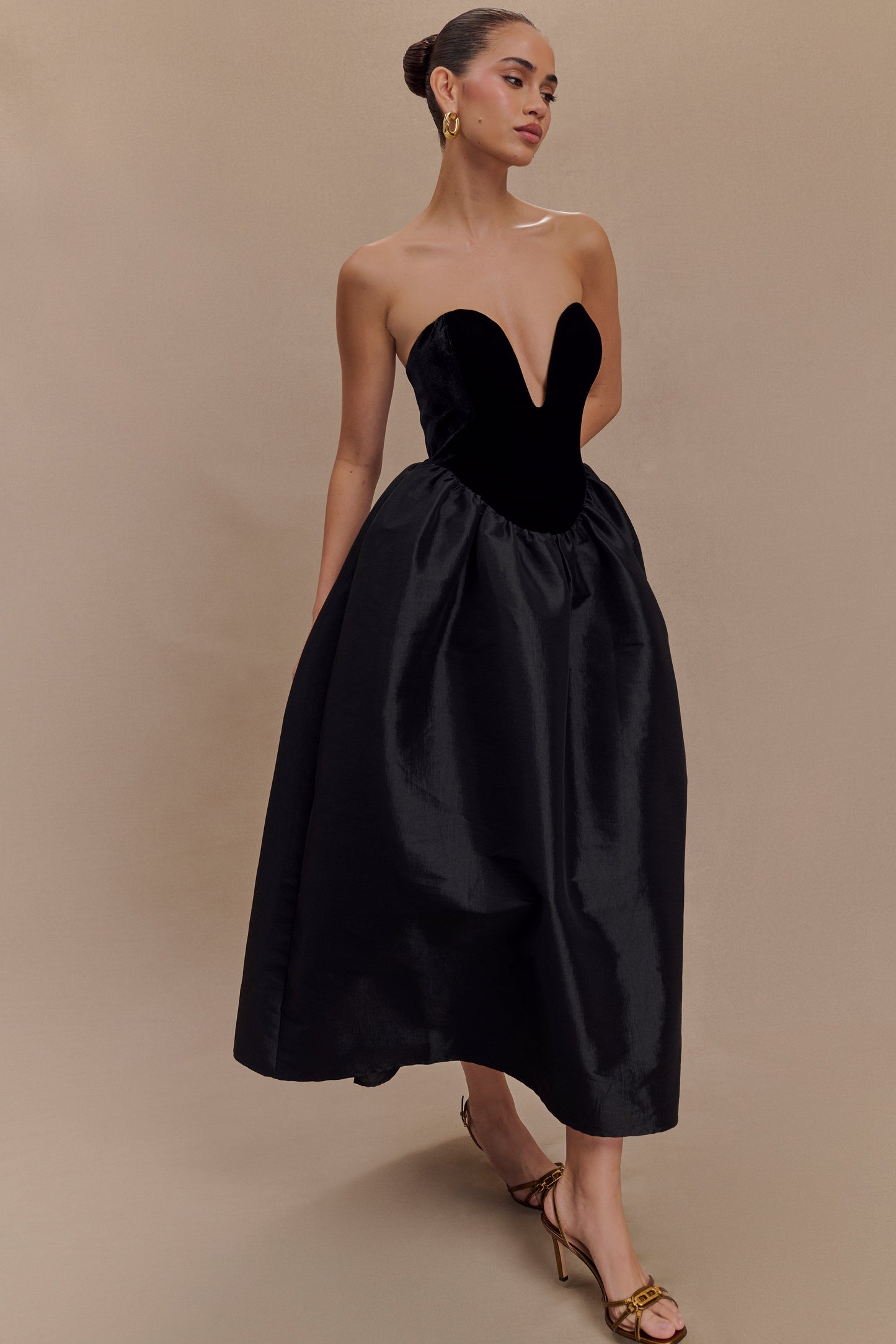 Vestido midi sin tirantes de terciopelo Flora - Negro