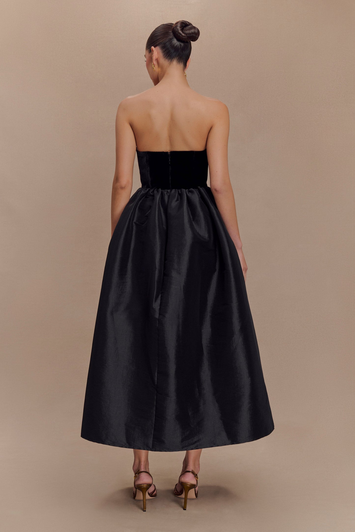 Vestido midi sin tirantes de terciopelo Flora - Negro