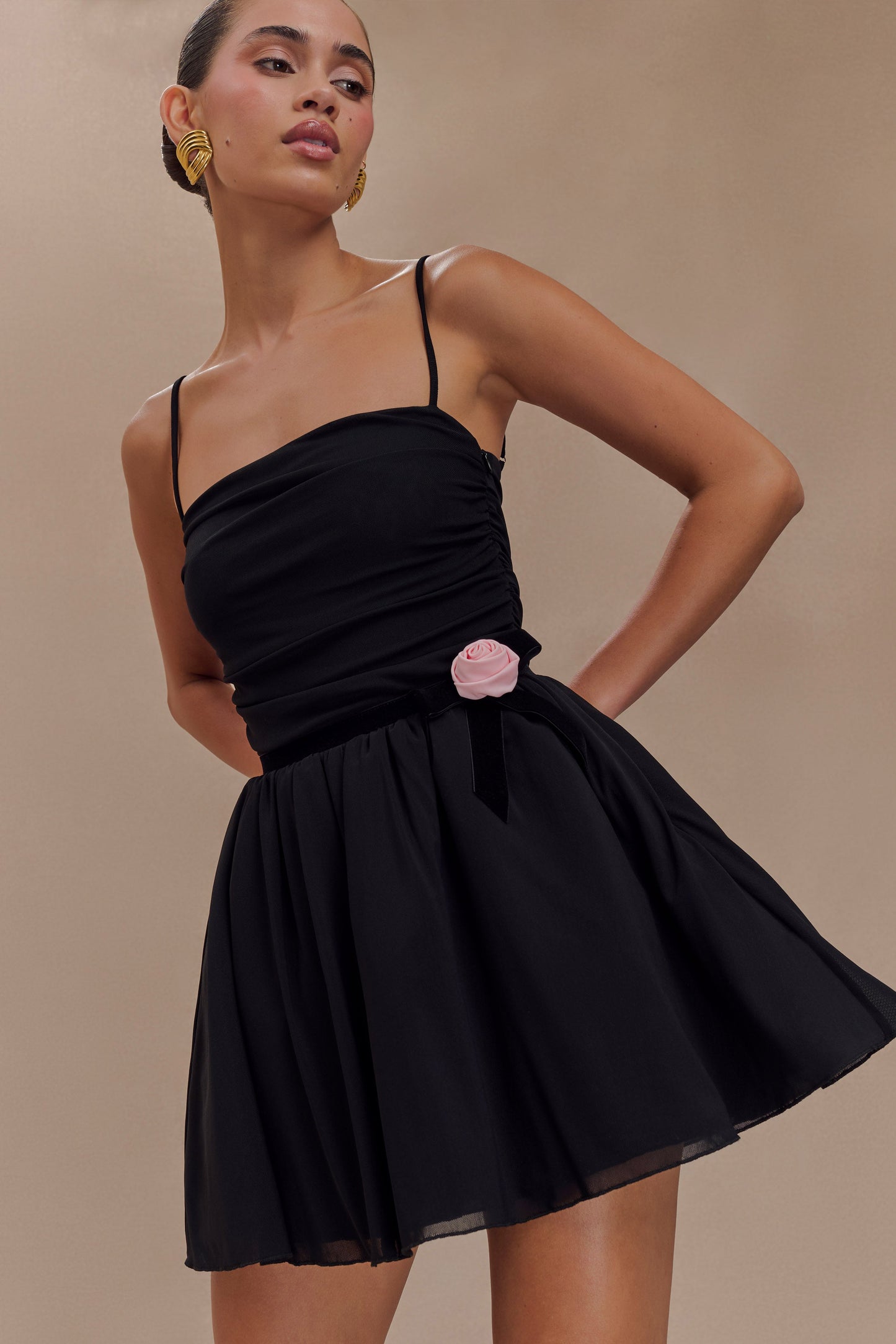 Vestido Mini de Malla con Flor Mischa - Negro