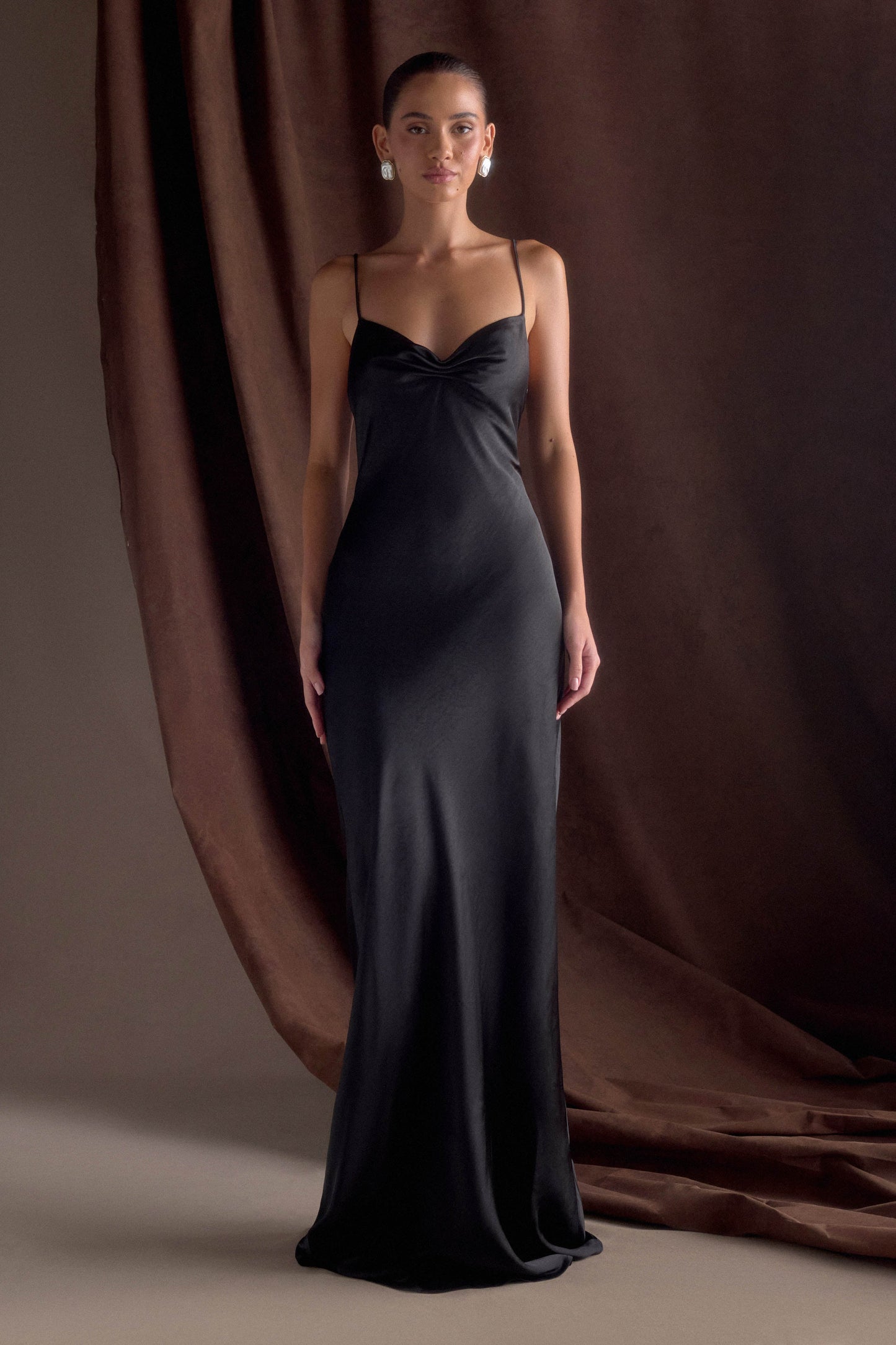Vestido largo satinado Lilly Sweetheart - Negro