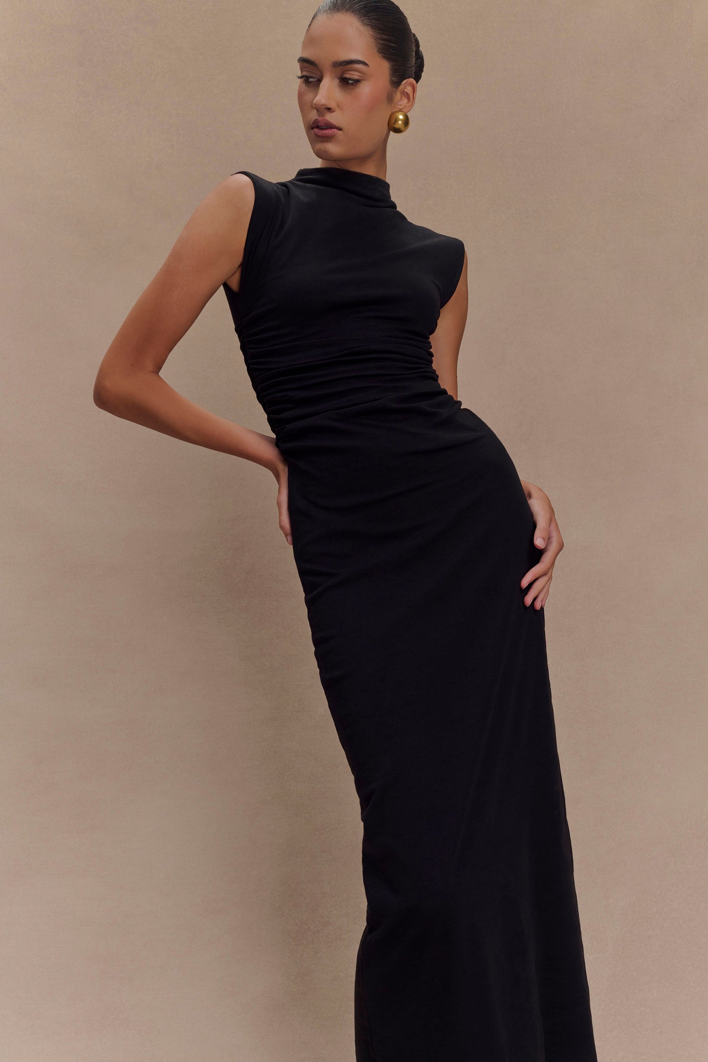 Vestido maxi negro con cuello alto y sin mangas Elliot