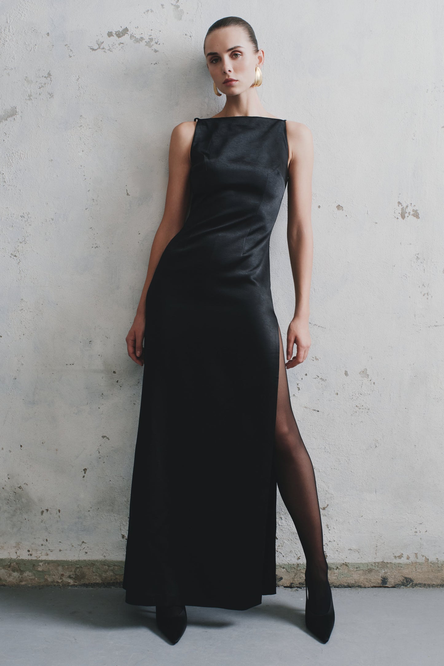 Vestido largo de satén sin mangas color violeta - negro