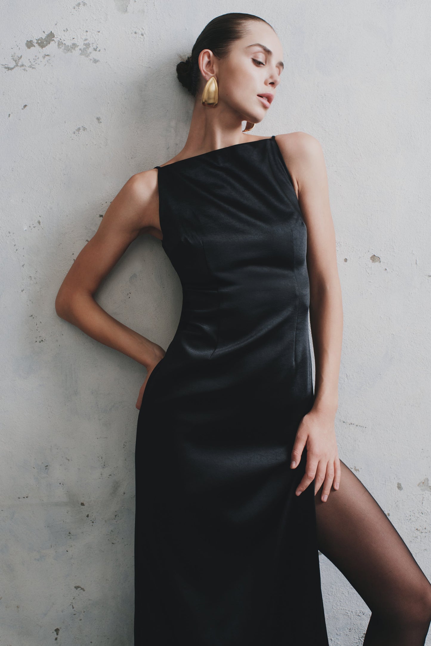 Vestido largo de satén sin mangas color violeta - negro