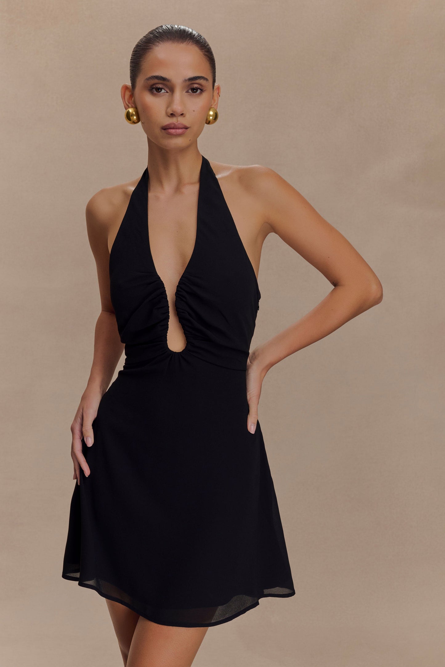 Vestido Mini de Gasa con Cuello Halter Malakhai - Negro