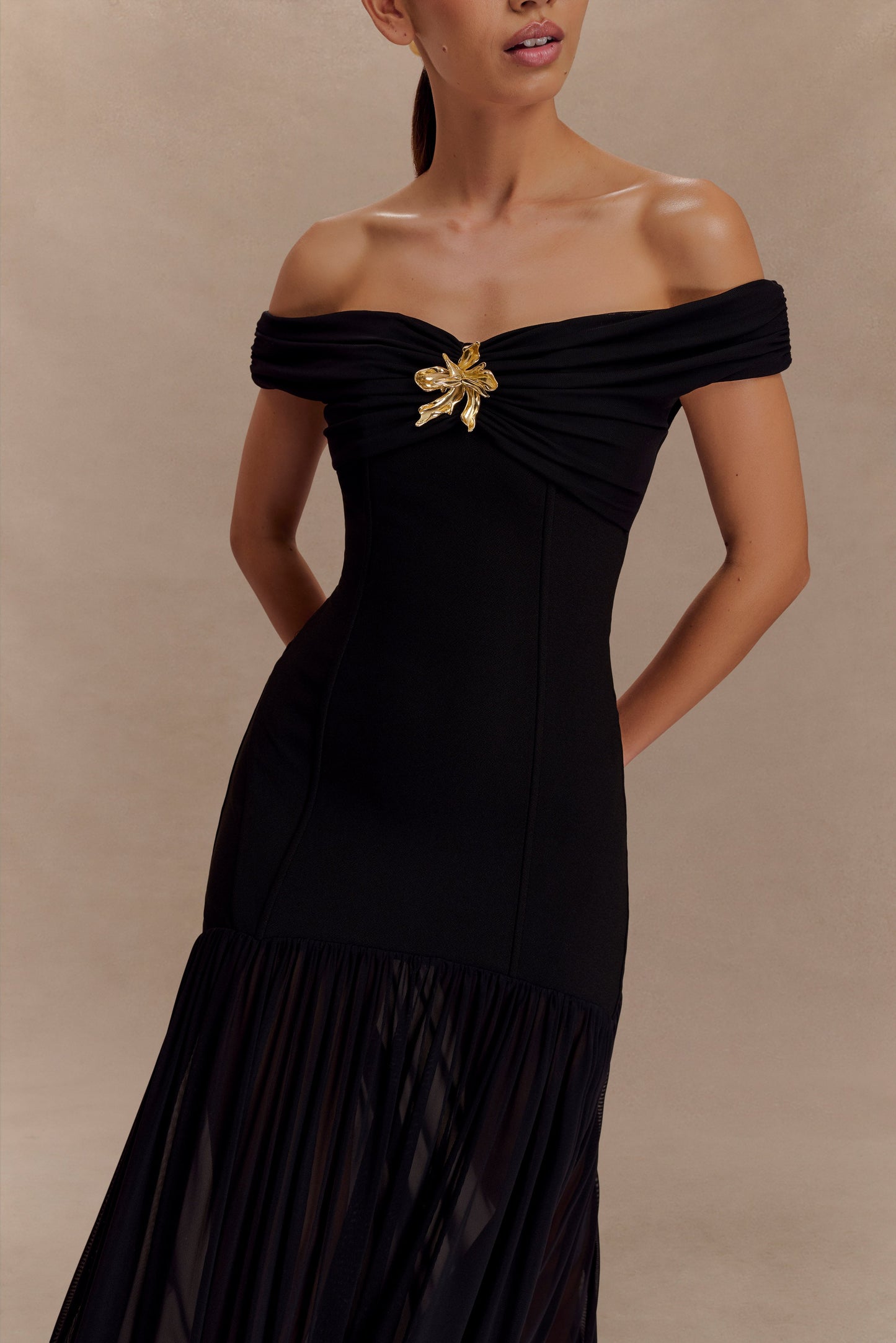 Vestido largo maxi de crepé con hombros caídos Kellie - Negro