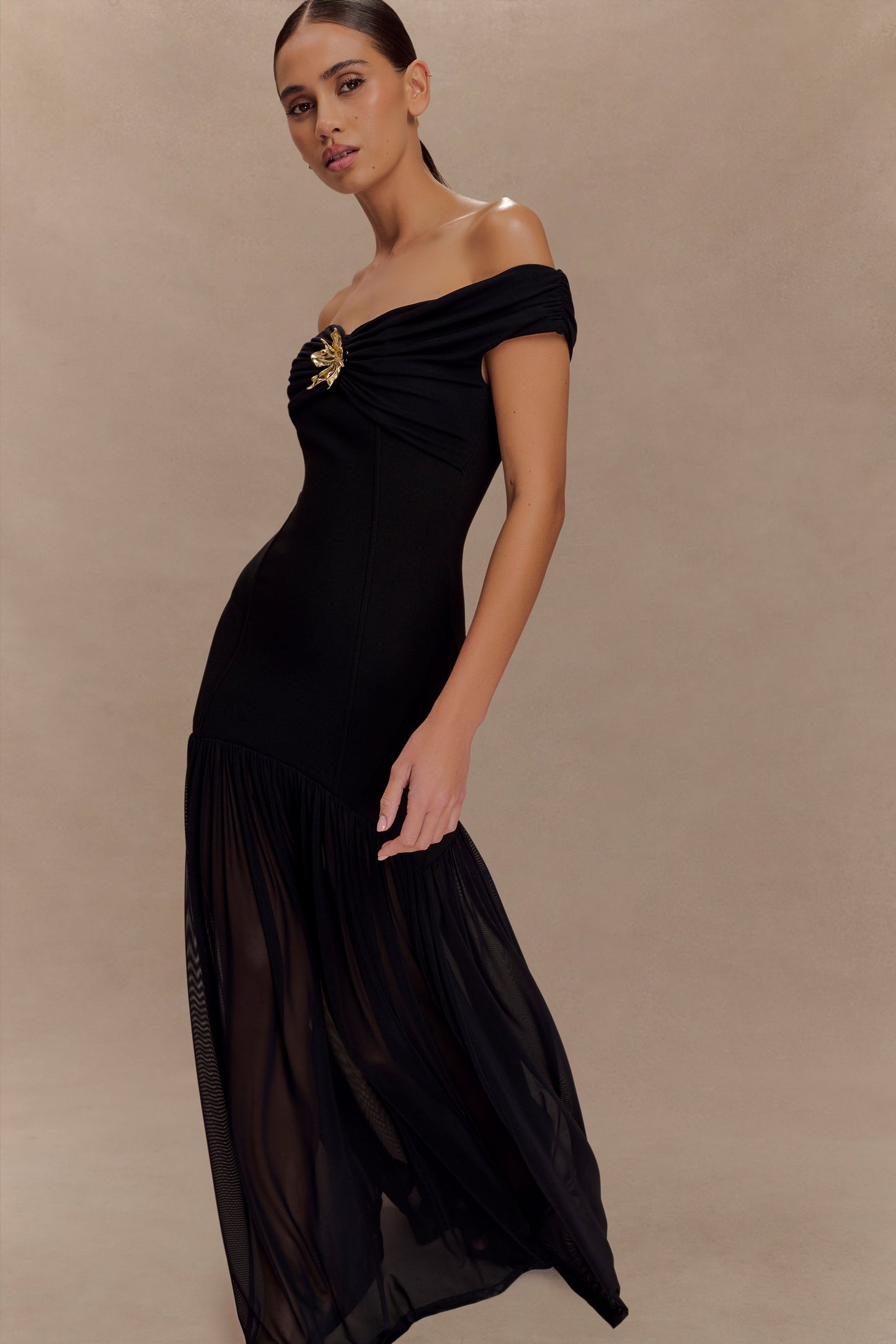 Vestido largo maxi de crepé con hombros caídos Kellie - Negro
