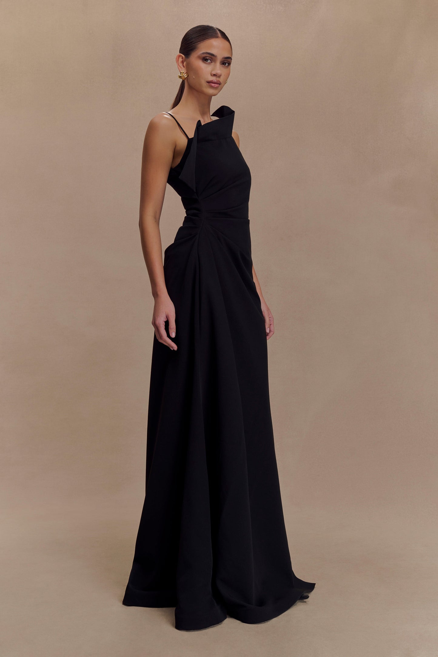 Vestido largo de crepé con un solo hombro Adalyn - Negro