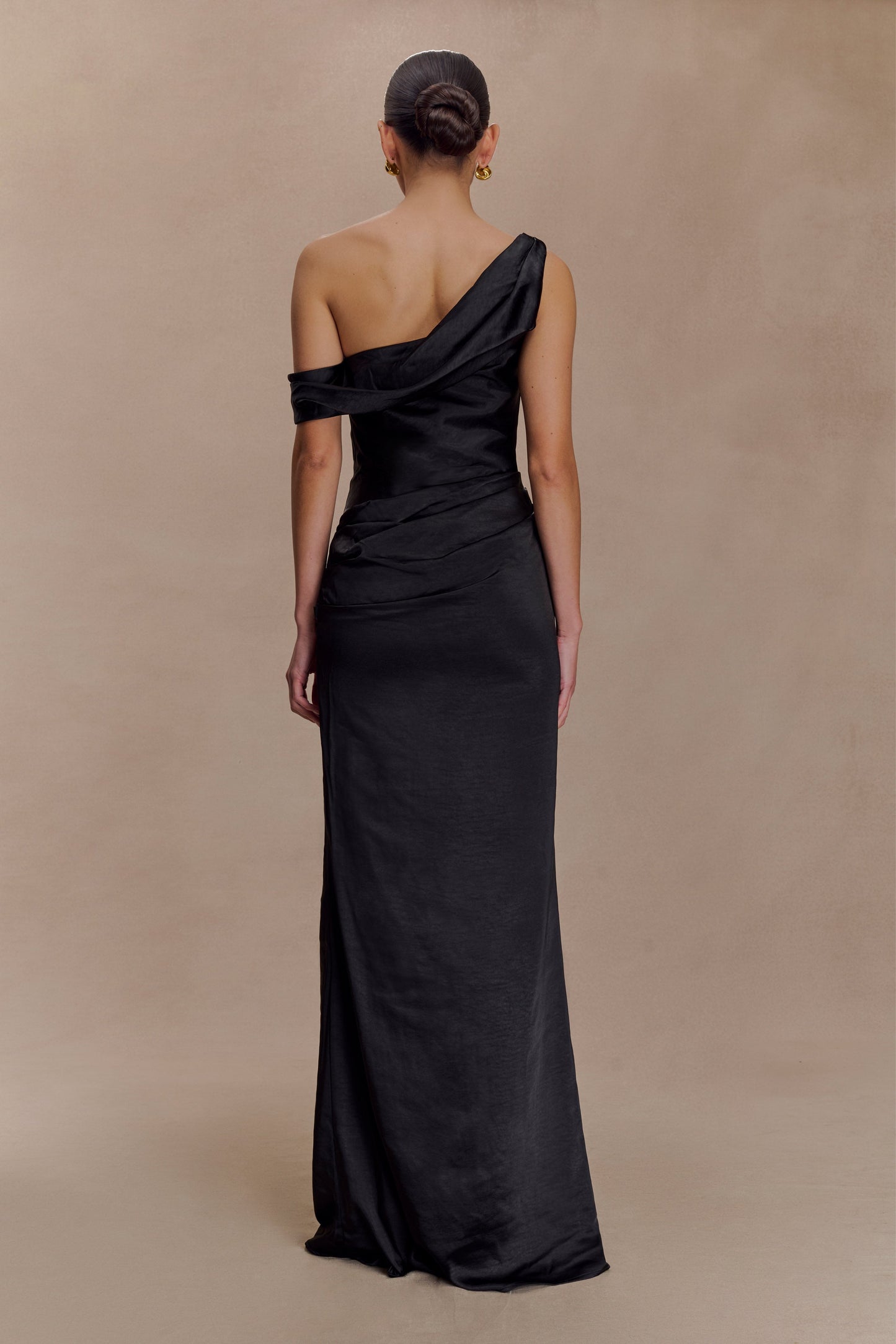 Vestido largo de satén negro con escote en off-shoulder