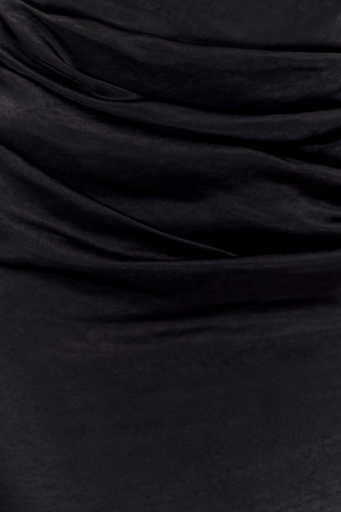 Vestido largo de satén negro con escote en off-shoulder