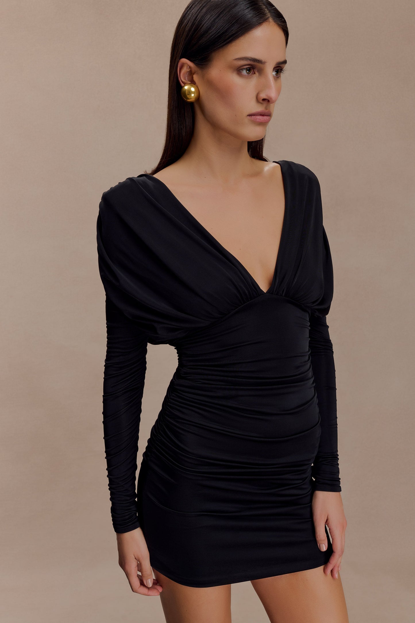 Vestido Mini de Manga Larga con Escote Profundo Hayden - Negro