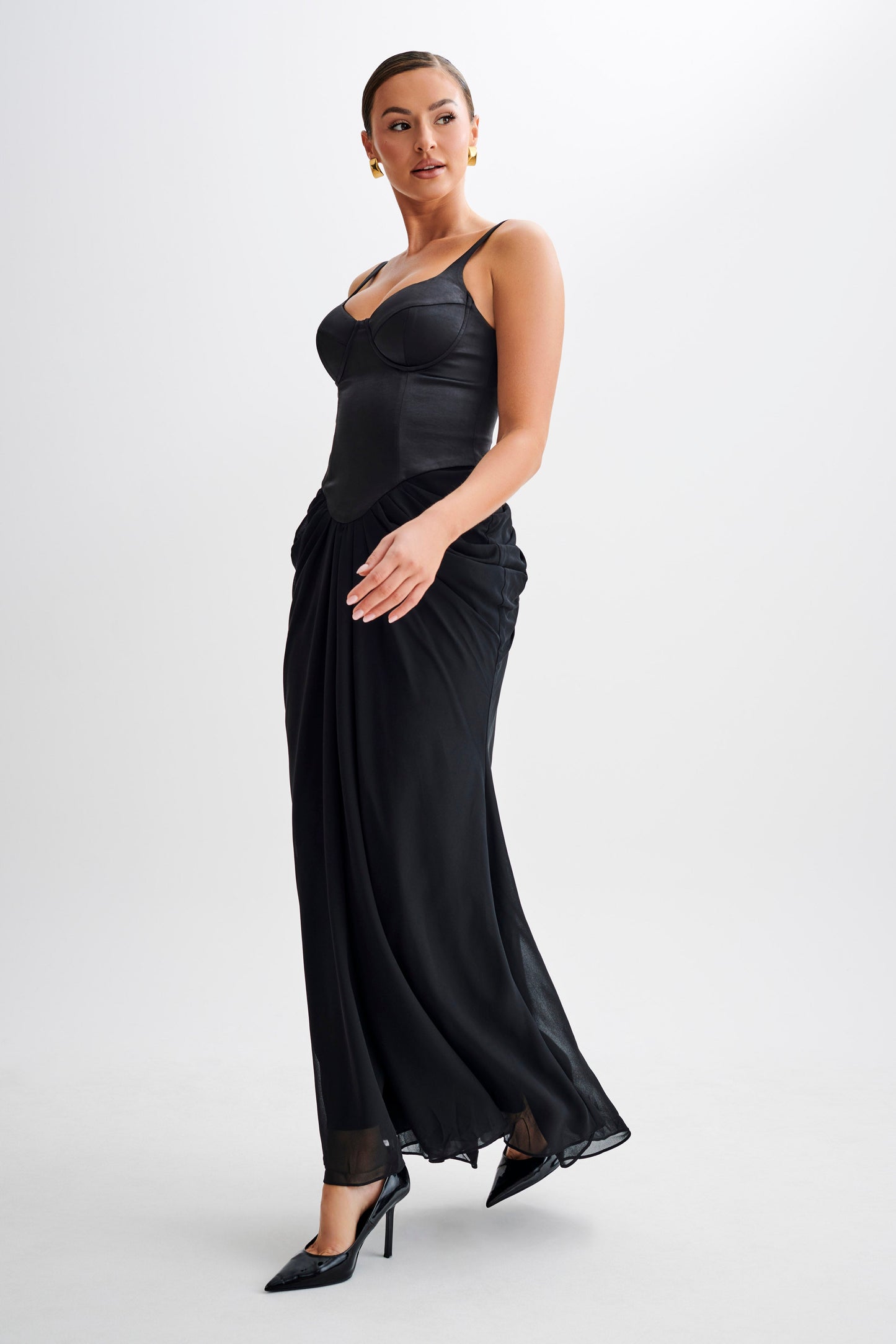 Vestido largo de corsé de satén Leila en negro
