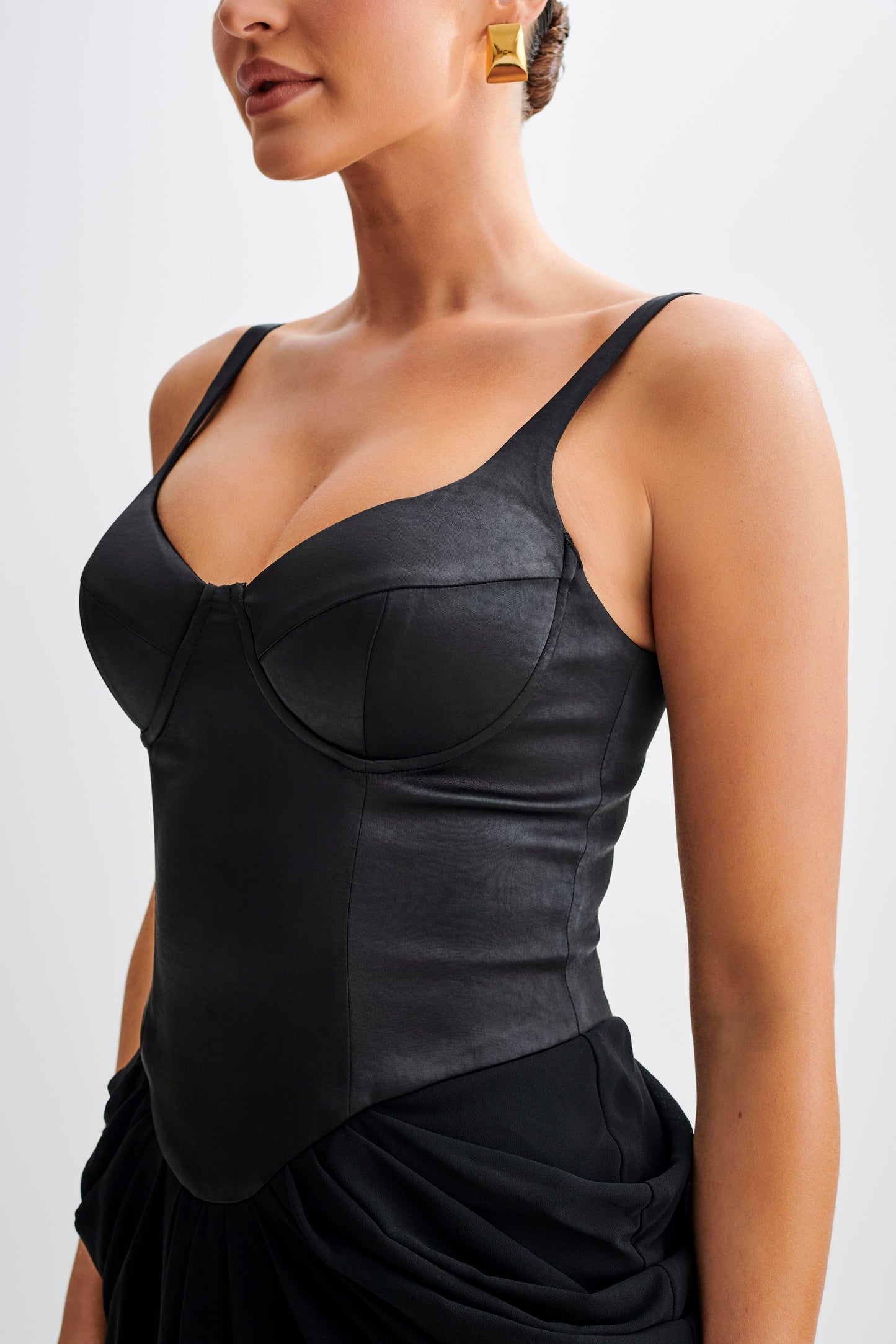 Vestido largo de corsé de satén Leila en negro