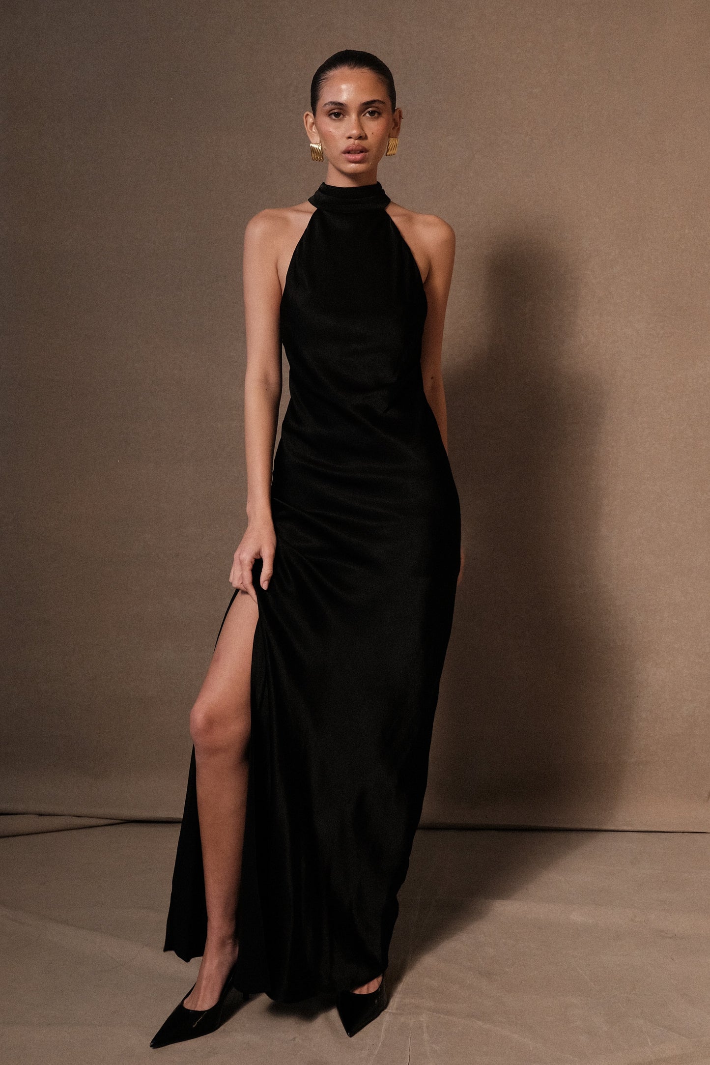 Vestido Maxi Satinado Claire Satin con Escote en la Espalda y abertura - Negro