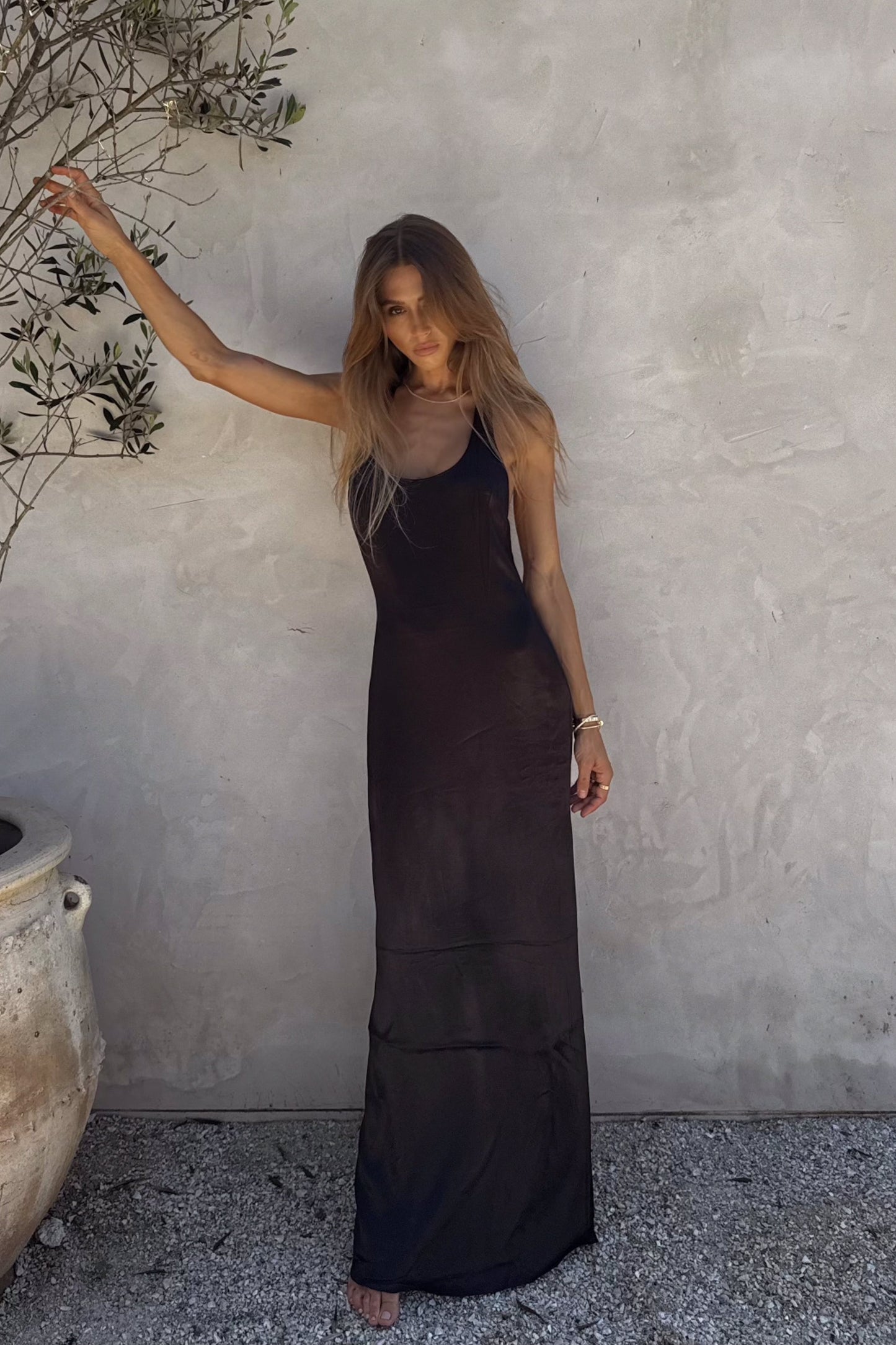 Vestido maxi con espalda alzada Jacquelyn - Negro