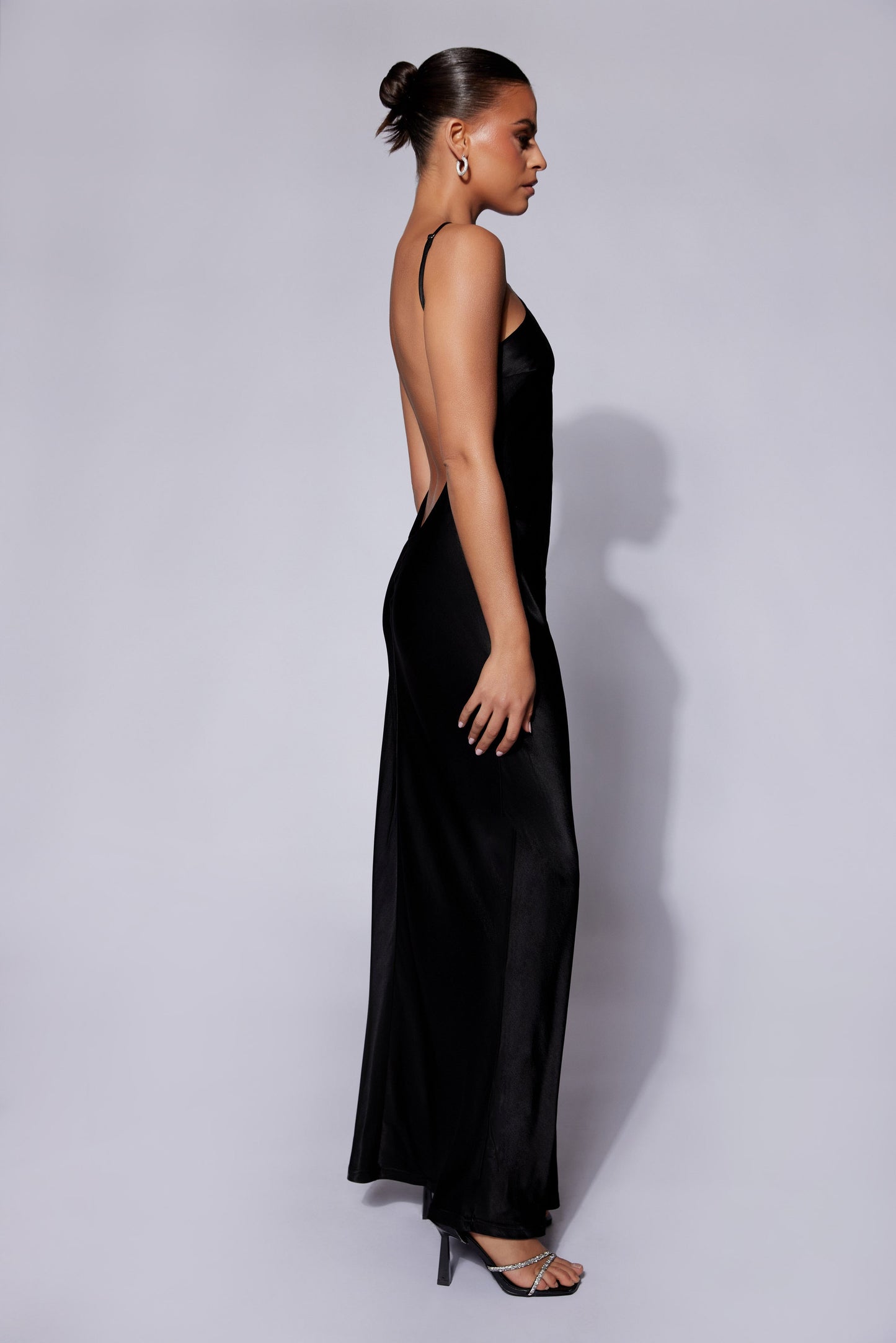Vestido largo de satén Lucia con recortes - Negro