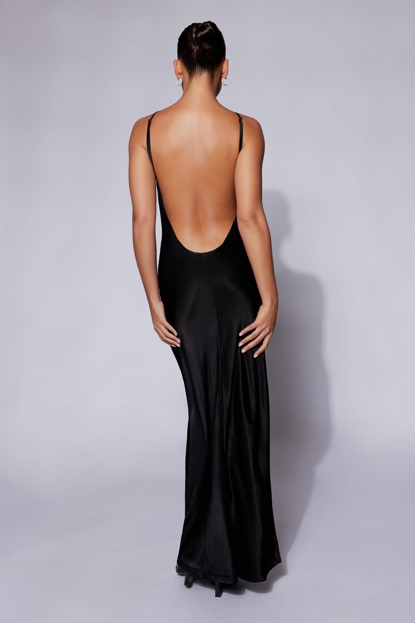 Vestido largo de satén Lucia con recortes - Negro