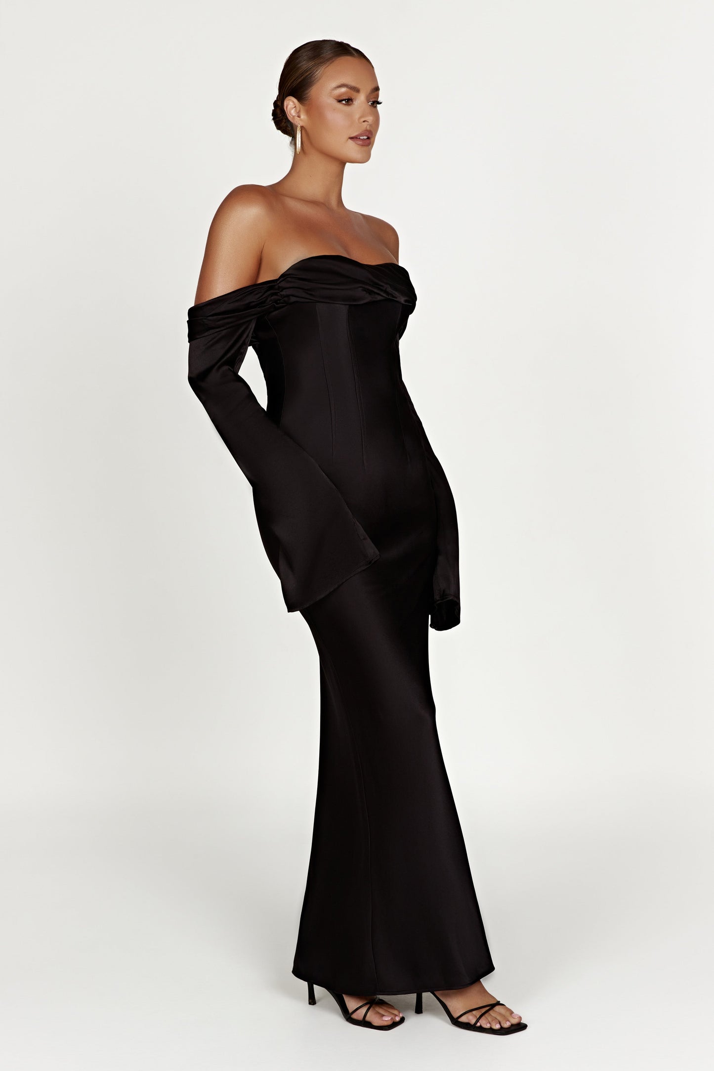 Vestido maxi negro con escote barco y drapeado de hombro a hombro Giselle